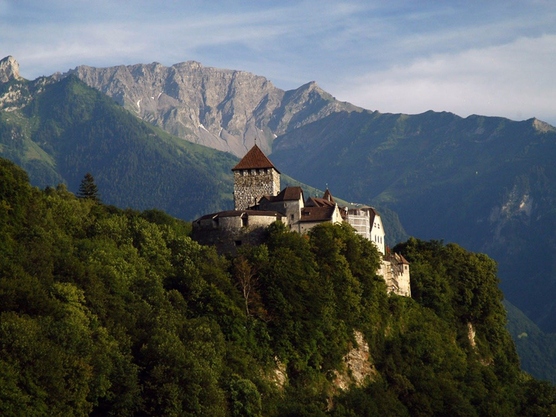 Ubicado en una colina, el castillo de Vaduz, Liechtenstein, es donde actualmente vive el príncipe Hans-Adam II. Durante el Día Nacional de Liechtenstein, se viste de fiesta con grandes ceremonias que se llevan a cabo en los céspedes del castillo (Wikimedia Commons)