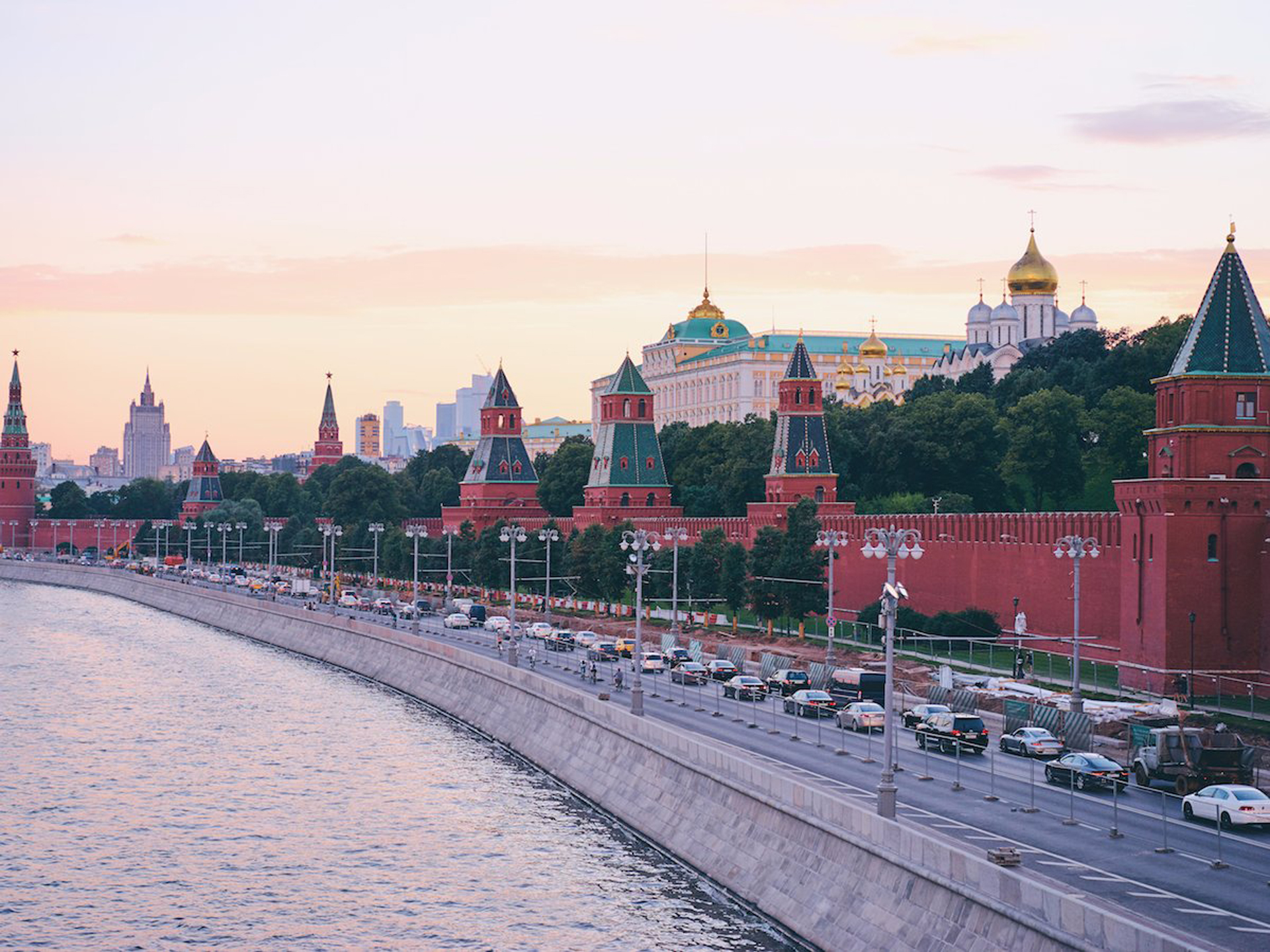 El Kremlin de Moscú, que significa “fortaleza dentro de una ciudad”, se edificó entre los siglos XIV y XVII. Actualmente cumple la función de albergar a los presidentes de Rusia. Se trata de un conjunto de edificios civiles y religiosos situado frente al río Moscova en el sur, la Plaza Roja en el este y el Jardín de Alejandro en el oeste (Shutterstock)