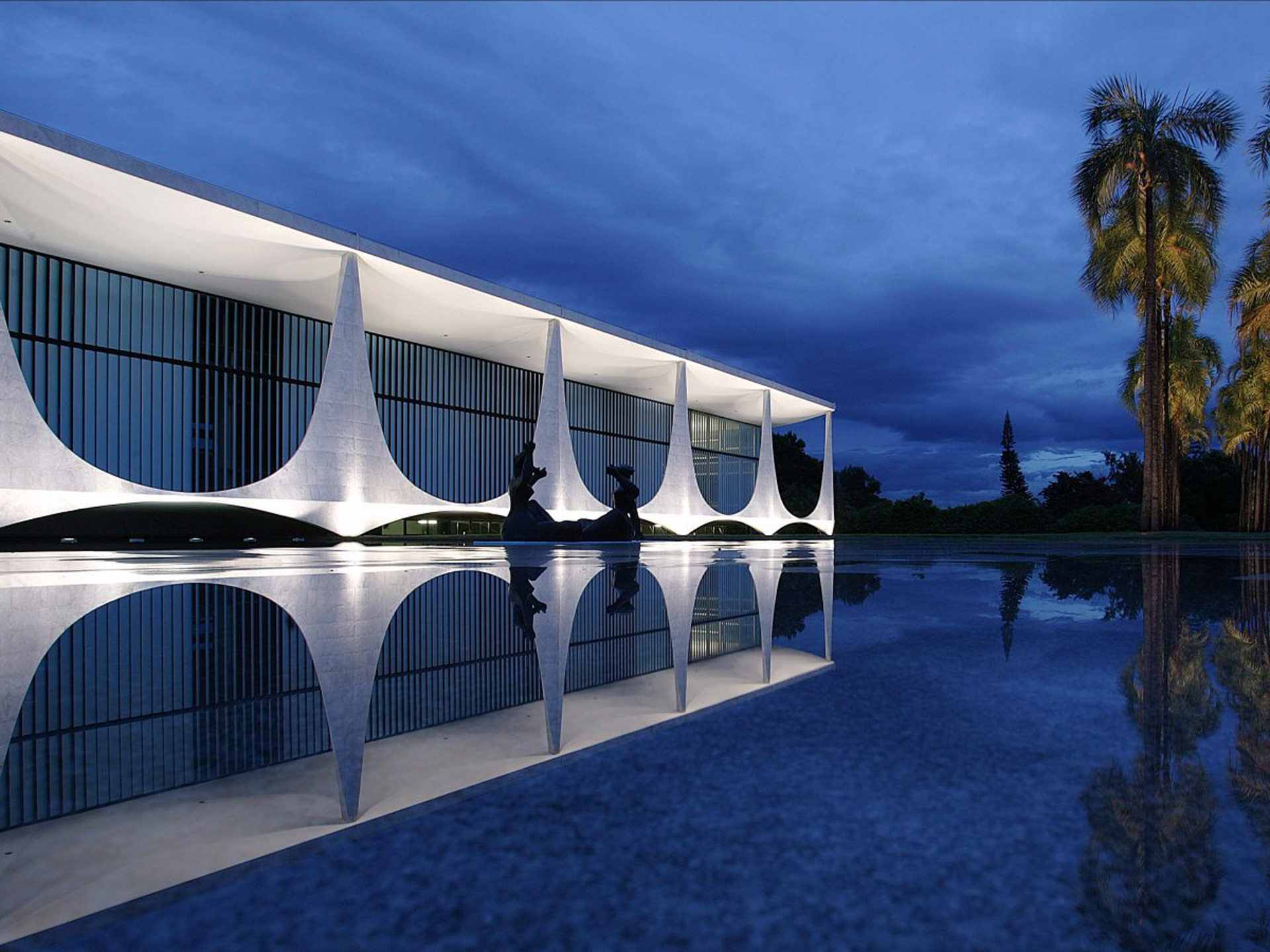 El palacio da Alvorada se encuentra en SHTN Asa Norte, en Brasilia. Albergó a todos los presidentes brasileños desde 1956. Las arquitectura modernista cuenta con una piscina reflectante y esculturas del artista brasileño Alfredo Ceschiatti (Wikimedia Commons / Palácio do Planalto)