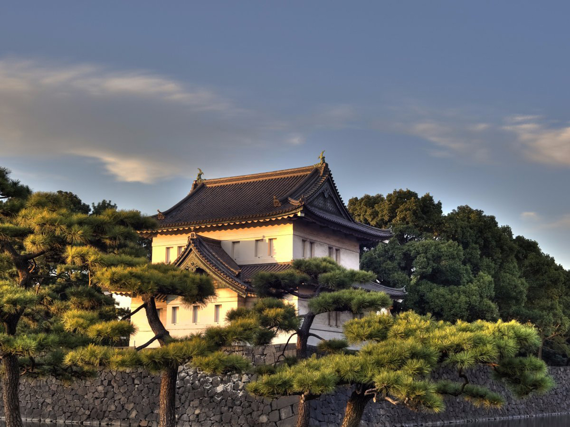 El Palacio Imperial se encuentra en el centro de Tokio, pero dentro de un vasto parque rodeado por un foso y gruesos muros con piedras. Es el hogar del emperador japonés Akihito y su familia. Una de las vistas más interesantes para realizar son los dos puentes que forman la entrada a los terrenos interiores del Palacio Imperial: los famosos puentes Nijubashi (Shutterstock)