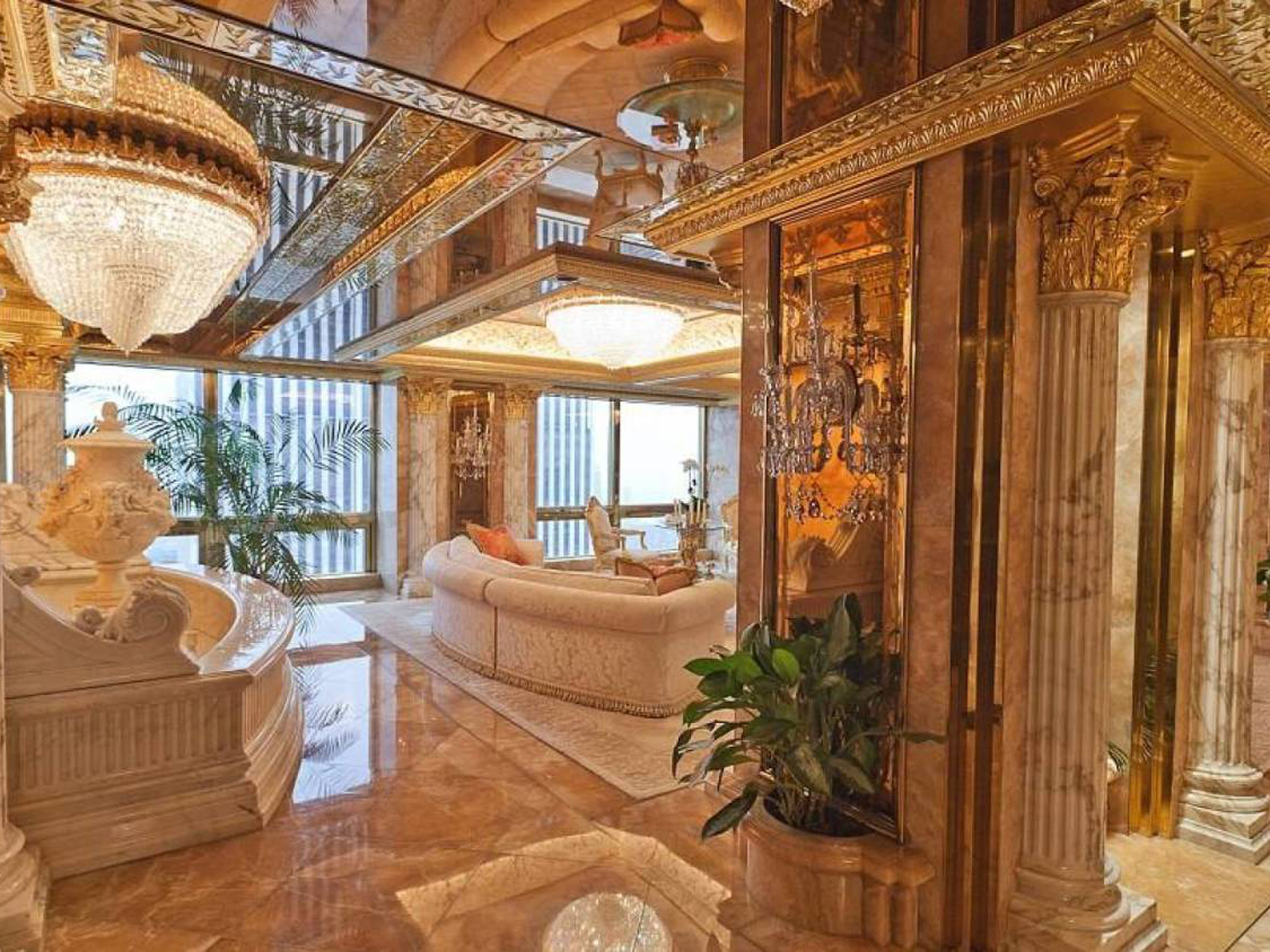 El penthouse privado de Trump, de más de 100 millones de dólares, en la Torre que lleva su nombre, donde vive con su esposa y su hijo de diez años, Barron. Ubicado en la planta 66 del edificio, tiene vista directa al Central Park y su decoración está inspirada en el Palacio de Versalles. Las lámparas están fabricadas con oro de 24 kilates ( Sam Horine – Vanitatis)