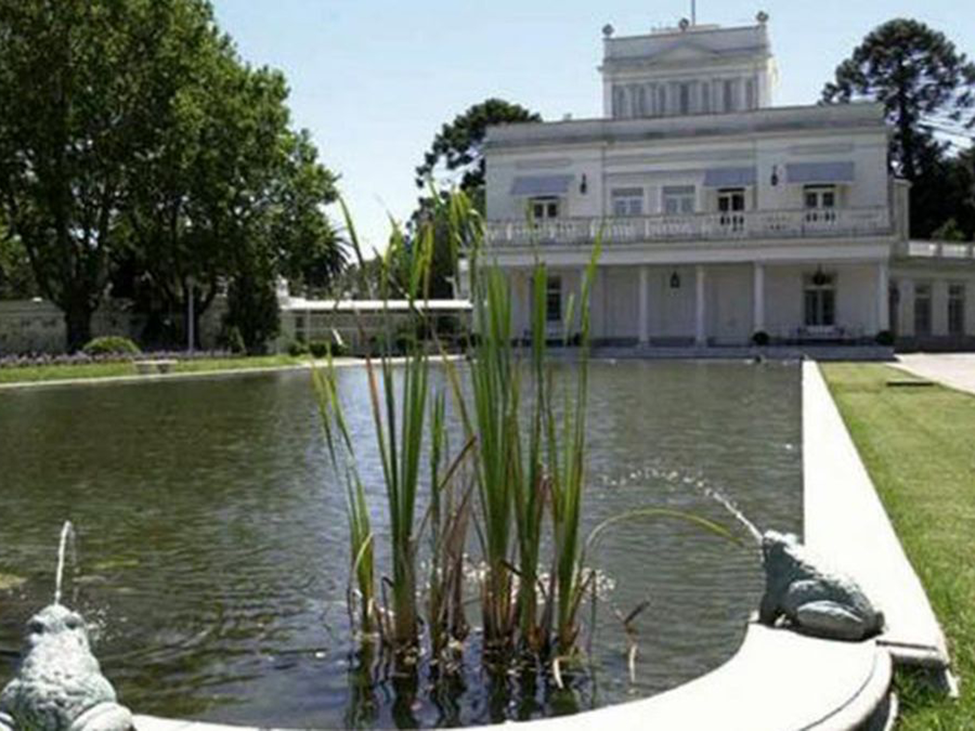 La famosa quinta de Olivos ha albergado a varios presidentes argentinos durante muchos años. Actualmente es la residencia del reciente nombrado presidente de la república Mauricio Macri y su familia