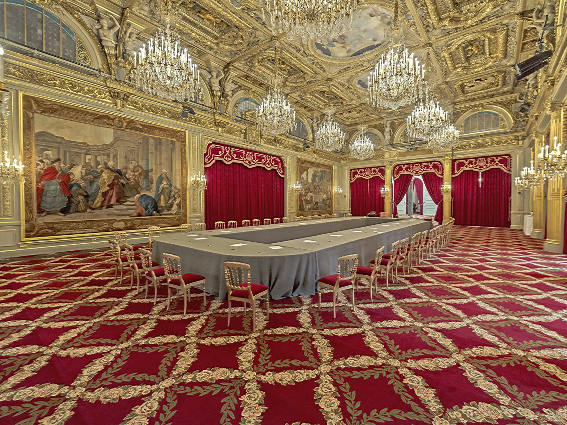 El majestuoso Palacio del Élyséees residencia oficial del Presidente de la República Francesa desde la década de 1840. El presidente francés François Hollande vive aquí desde 2012. La oficina del presidente se conoce como el Salón Doré, nombrado así por la abundante cantidad de oro que ofrece en sus paredes, puertas, mesas e incluso sillas (Shutterstock)