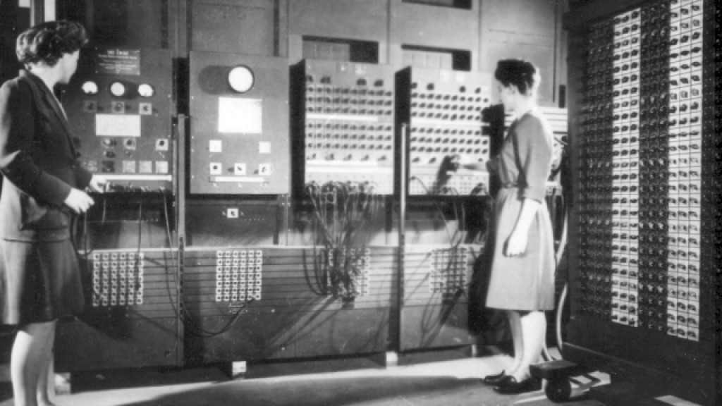 Jean Jennings y Frances Bilas, en el panel de control principal de la computadora ENIAC
