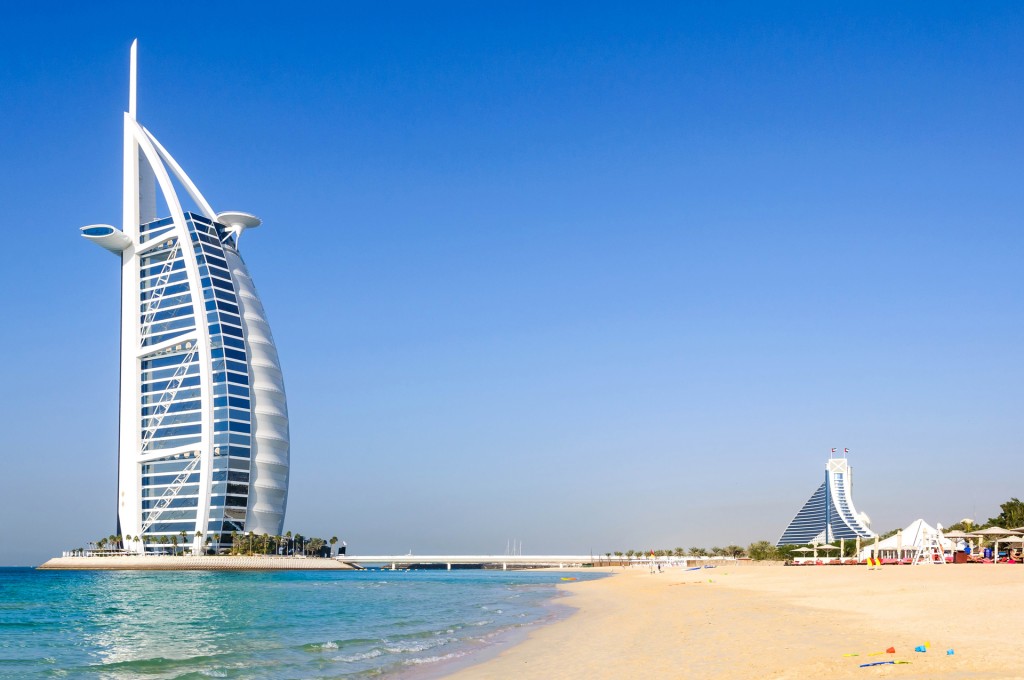 Burj Al Arab, el único hotel 7 estrellas del mundo sobre una isla artificial (iStock)
