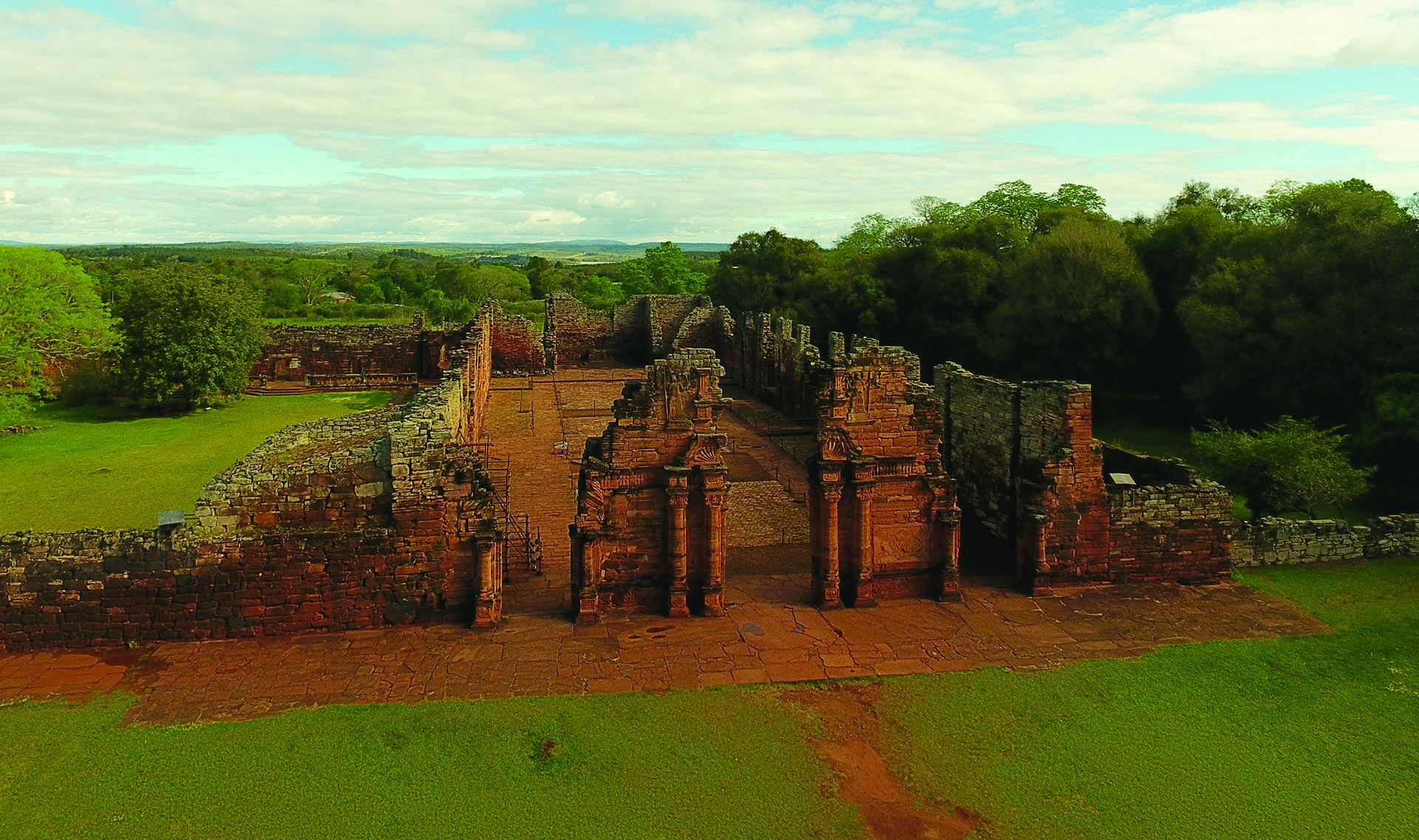 En medio de la selva. En San Ignacio hay naturaleza y hay historia. Todas las Reducciones de las Misiones Jesuíticas Guaraníes invitan a viajar al pasado, descubrir sus diseños y su arquitectura entre la vegetación verde. En Misiones, también es imperdible un viaje a las Cataratas del Iguazú, una de las Nuevas Siete Maravillas Naturales del Mundo y Patrimonio Mundial.