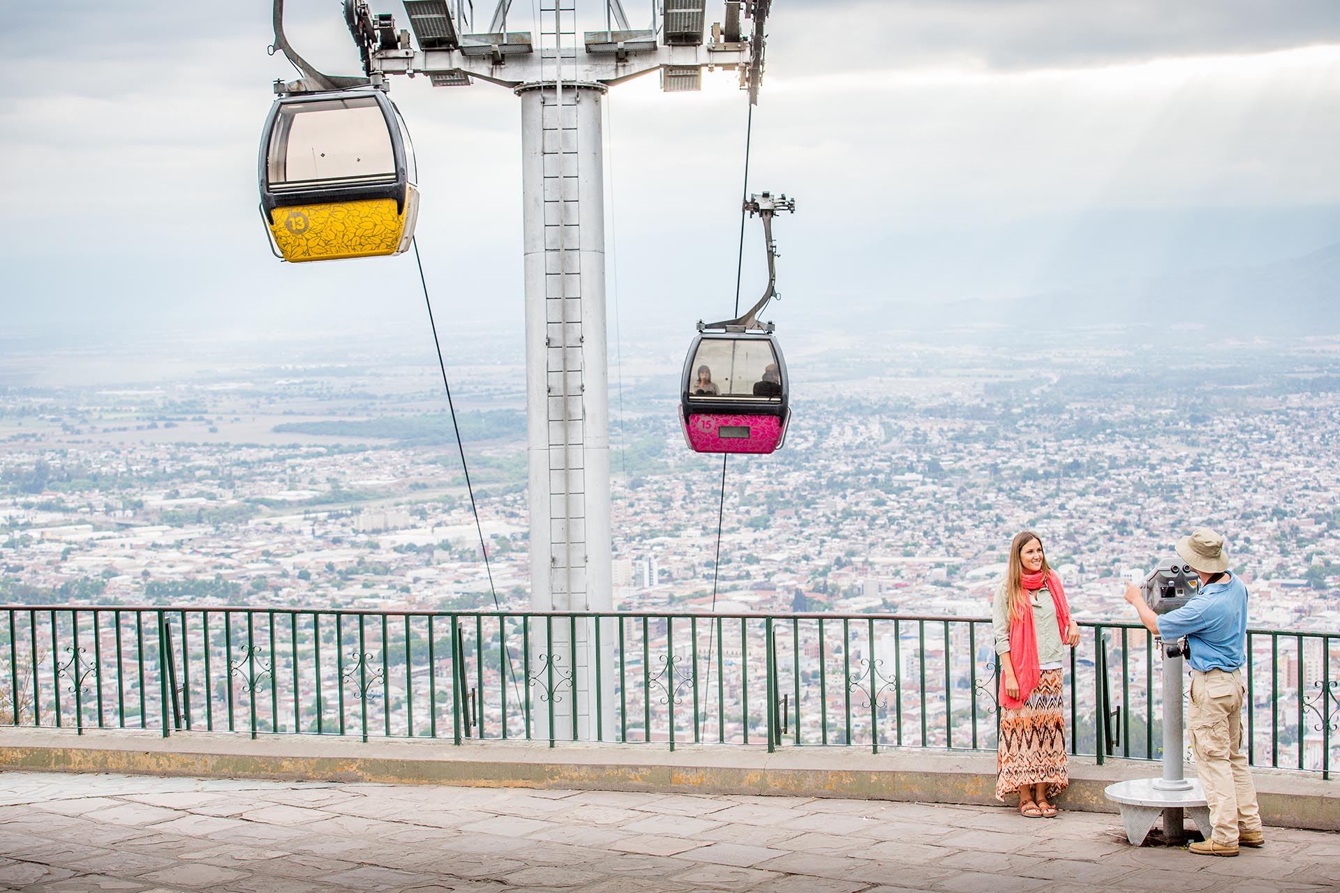 Para descubrir por qué a Salta la llaman “la linda”, basta con dejar la valija y arrancar una caminata por el casco histórico de la ciudad, uno de los mejor conservados del país. Se puede subir a pie o en teleférico a la cima del cerro San Bernardo para una gran panorámica (Celine Frers)