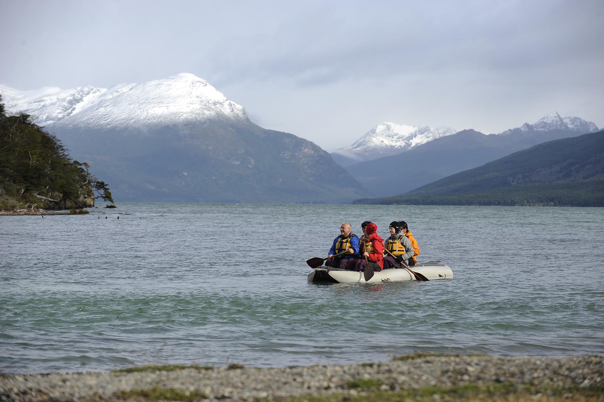 Al sur del país, espera la ciudad más austral: Ushuaia. Desde allí parte el Tren del Fin del Mundo rumbo al Parque Nacional Tierra del Fuego, un recorrido por los últimos 7 kilómetros del trazado original que realizaba hace más de un siglo. El otoño da colores particulares a los paisajes del parque y su naturaleza única. (Facundo Santana – Infuetur)