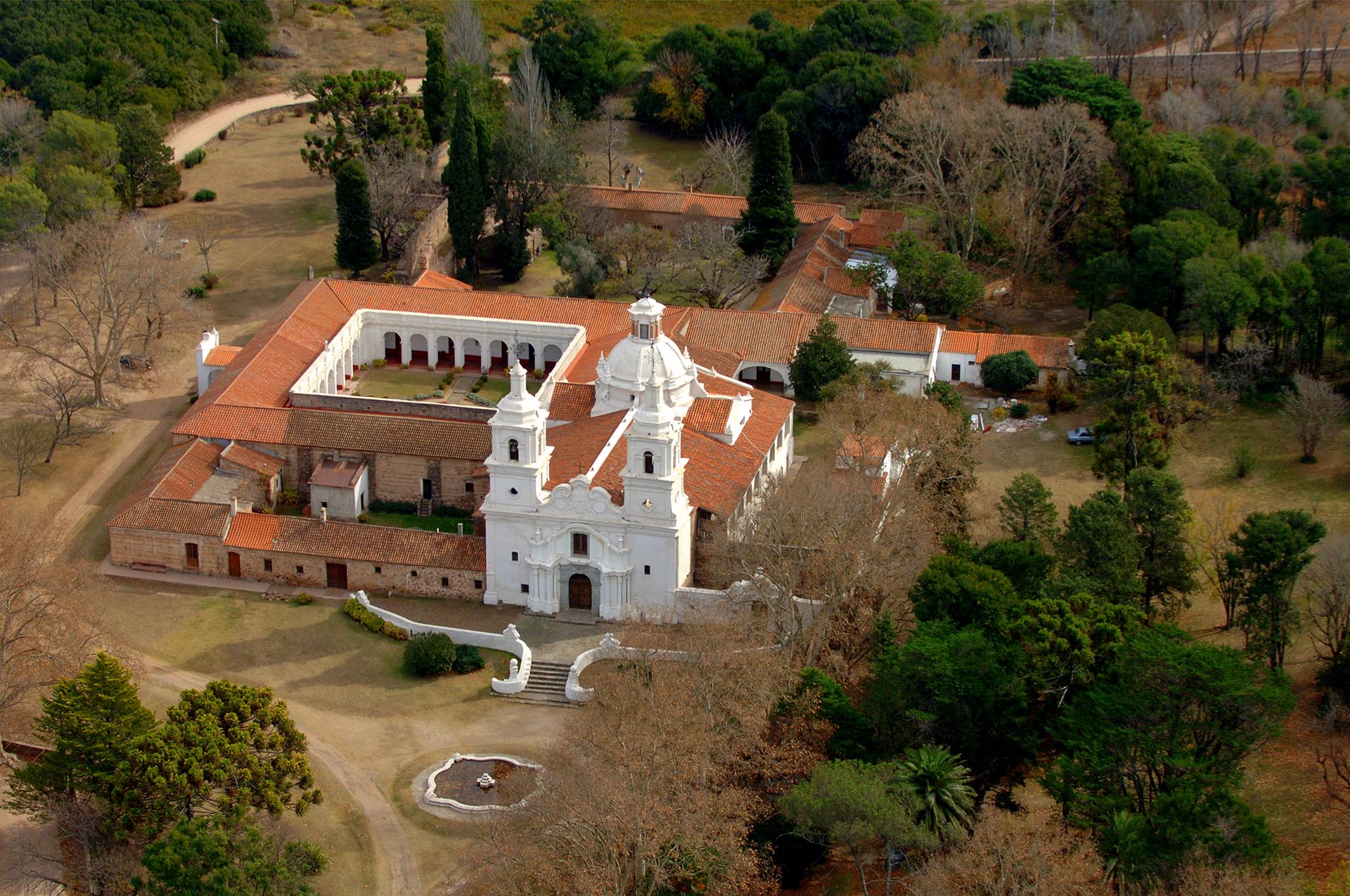La Manzana Jesuítica, en Córdoba Capital, es el punto de partida para conocer el legado jesuita en la provincia. Se puede recorrer el centro histórico y las estancias, conjunto declarado Patrimonio Mundia. A 20 kilómetros de la ciudad se encuentra la estancia Santa Catalina (en la foto), con un marco natural alucinante.