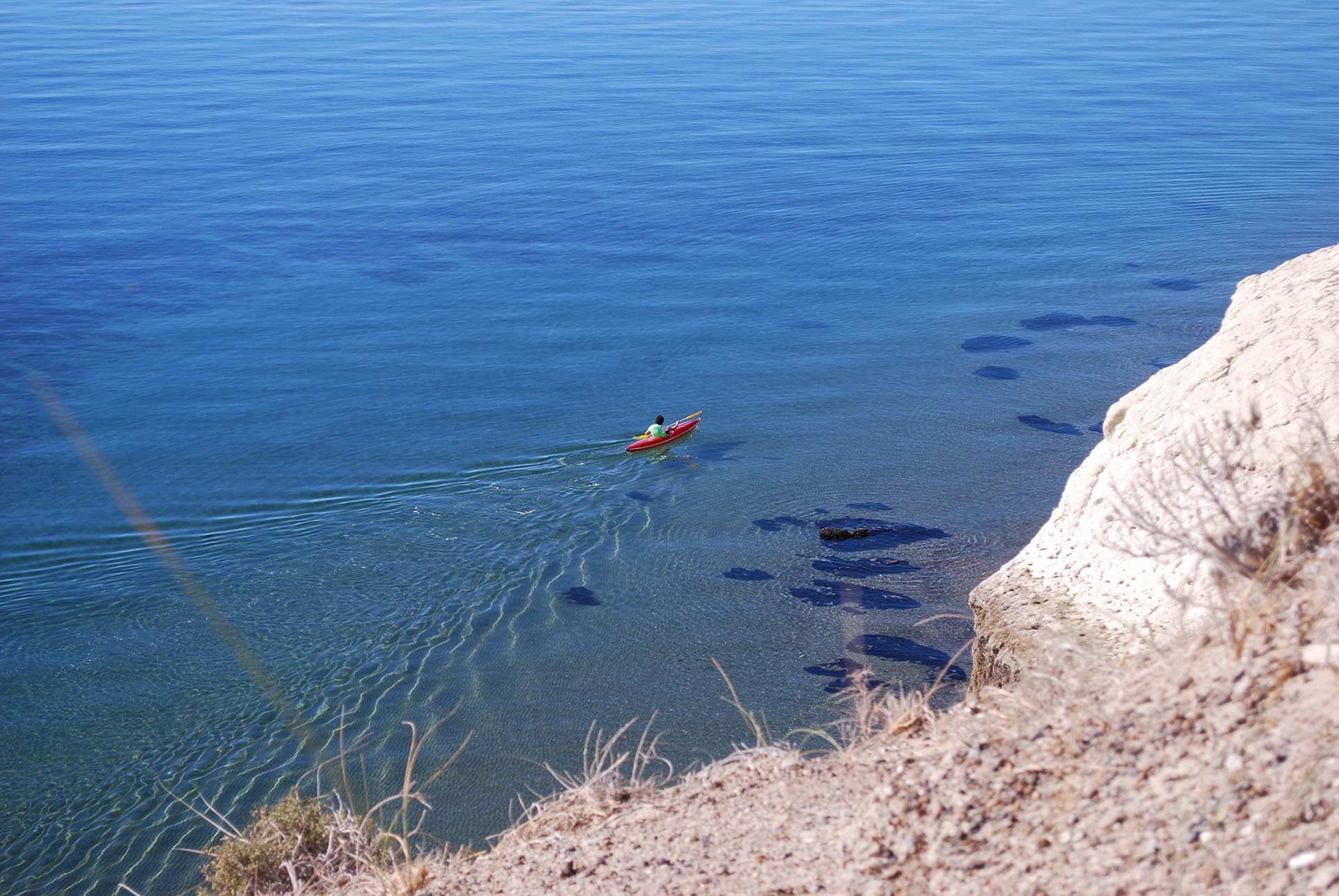 Puerto Madryn es la Capital Nacional del Buceo y ofrece un singular Vía Crucis para vivir Semana Santa de una forma distinta. Es el único Vía Crucis submarino del mundo: la misión en la que se embarcan consiste en trasladar una enorme cruz a 8 metros de profundidad. Se puede observar la procesión desde la costa, haciendo snorkeling, en kayak u otras embarcaciones. Muchísimos puntos del país ofrecen eventos especiales para este finde extralargo. (Sec. Tur. Puerto Madryn)