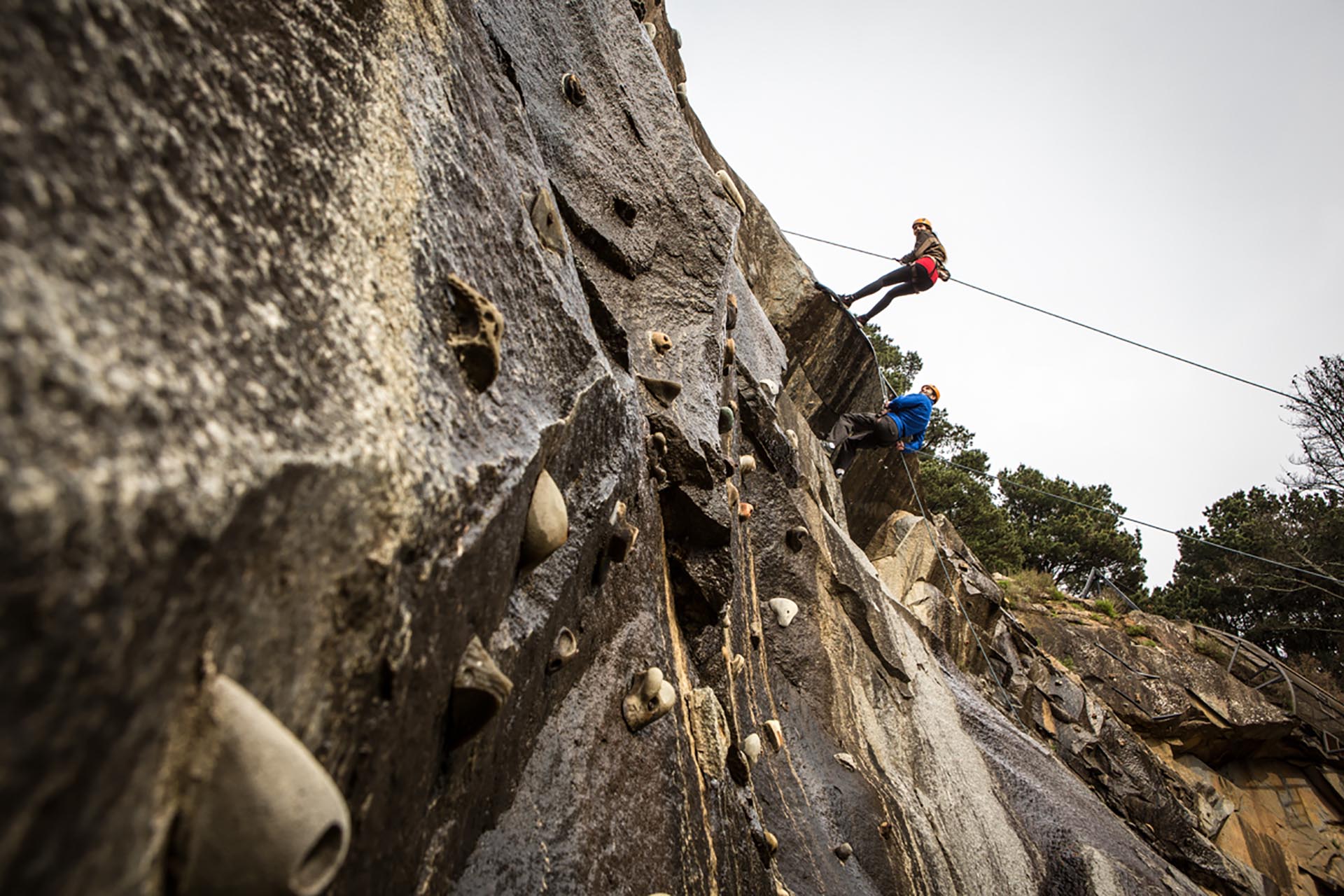 Tandil. Una escapada es ideal tanto para la aventura como para la introspección, para disfrutar de las artesanías y la gastronomía regional de esta ciudad en medio de las sierras. Su impresionante Vía Crucis tiene 14 grupos de piezas y termina con Cristo en la Cruz.