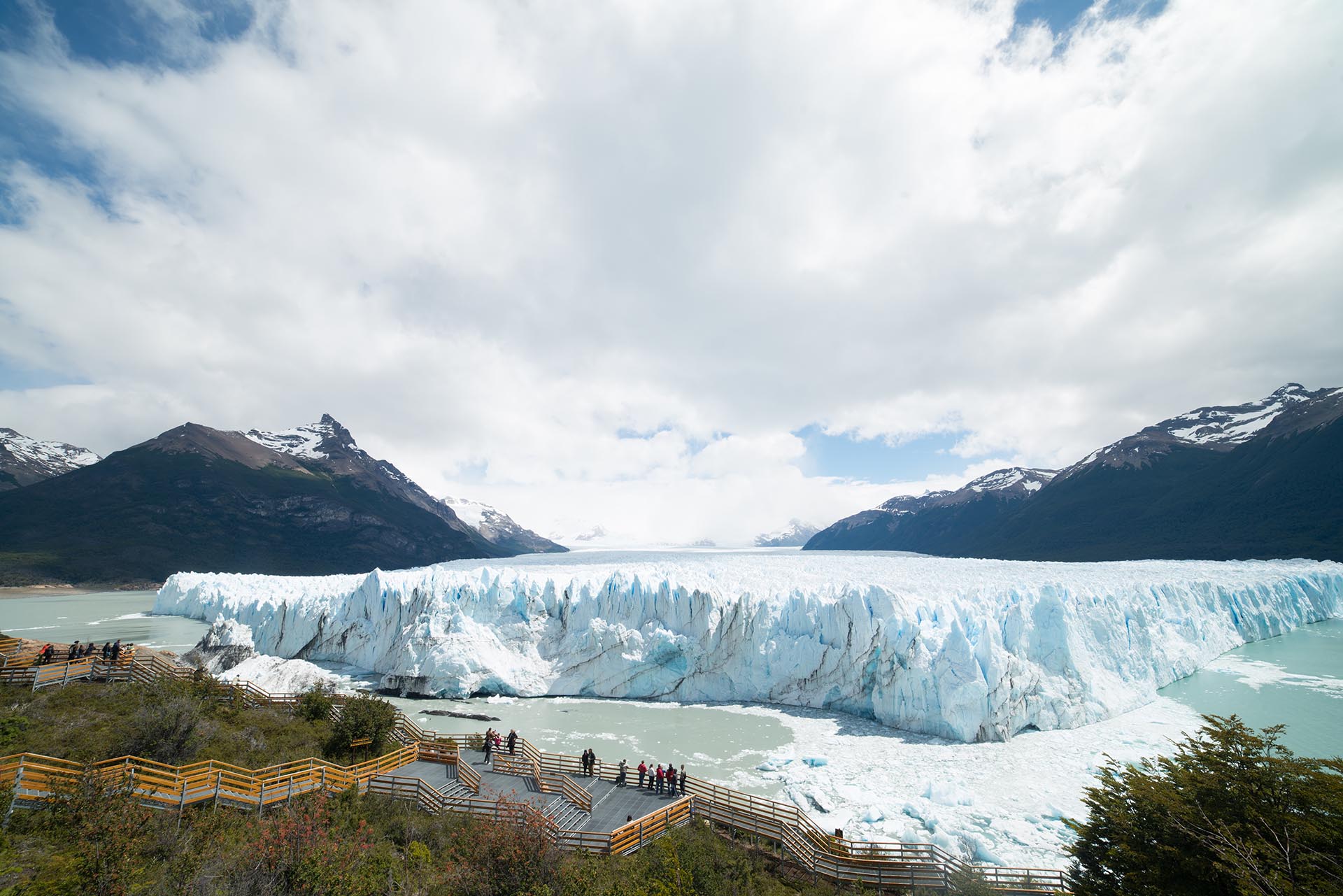 Imperdible. El Parque Nacional Los Glaciares, Santa Cruz, es ideal para una escapada a ver los gigantes de hielo en este momento del año. Se accede desde El Calafate o El Chaltén (ubicada dentro del Parque). Naturaleza tan asombrosa que fue declarada Patrimonio Mundial.