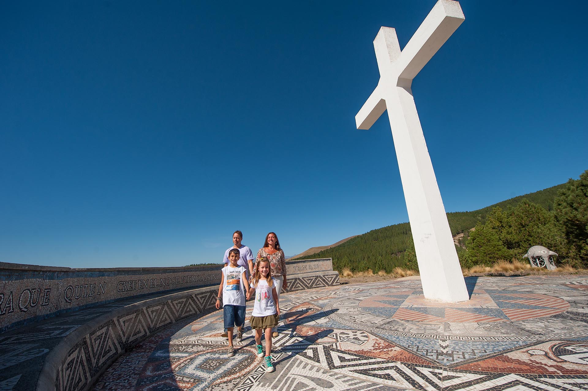 Junín de los Andes, Neuquén. El Parque Vía Christi merece una visita: tiene sus estaciones con esculturas en medio de paisajes enmarcados por bosques y montañas. Además, el domingo se inaugura el Cristo Luz, una obra de hierro y vidrio de 40 metros con un anfiteatro en su interior, que coronará las 23 estaciones que lo componen. En Argentina, paisajes asombrosos dan lugar a Vía Crucis asombrosos. El de Formosa, por ejemplo, es considerado el más largo del mundo, con 14 cruces plantadas a lo largo de la Ruta Nacional 81 (desde la ciudad capital hasta el límite con Salta). (Neuquentur)