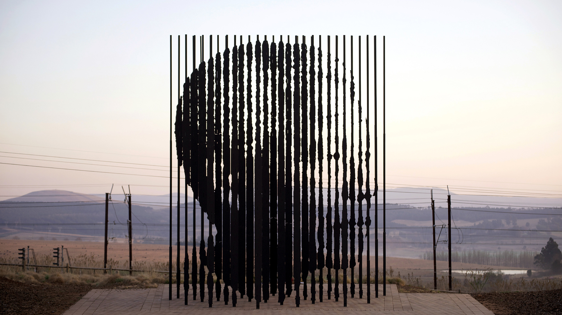 Nelson Mandela por Marco Cianfanelli. Ubicada en Howick, Sudáfrica, esta escultura fue erigida en la ruta R103 donde el líder fue capturado por la policía del apartheid en 1962