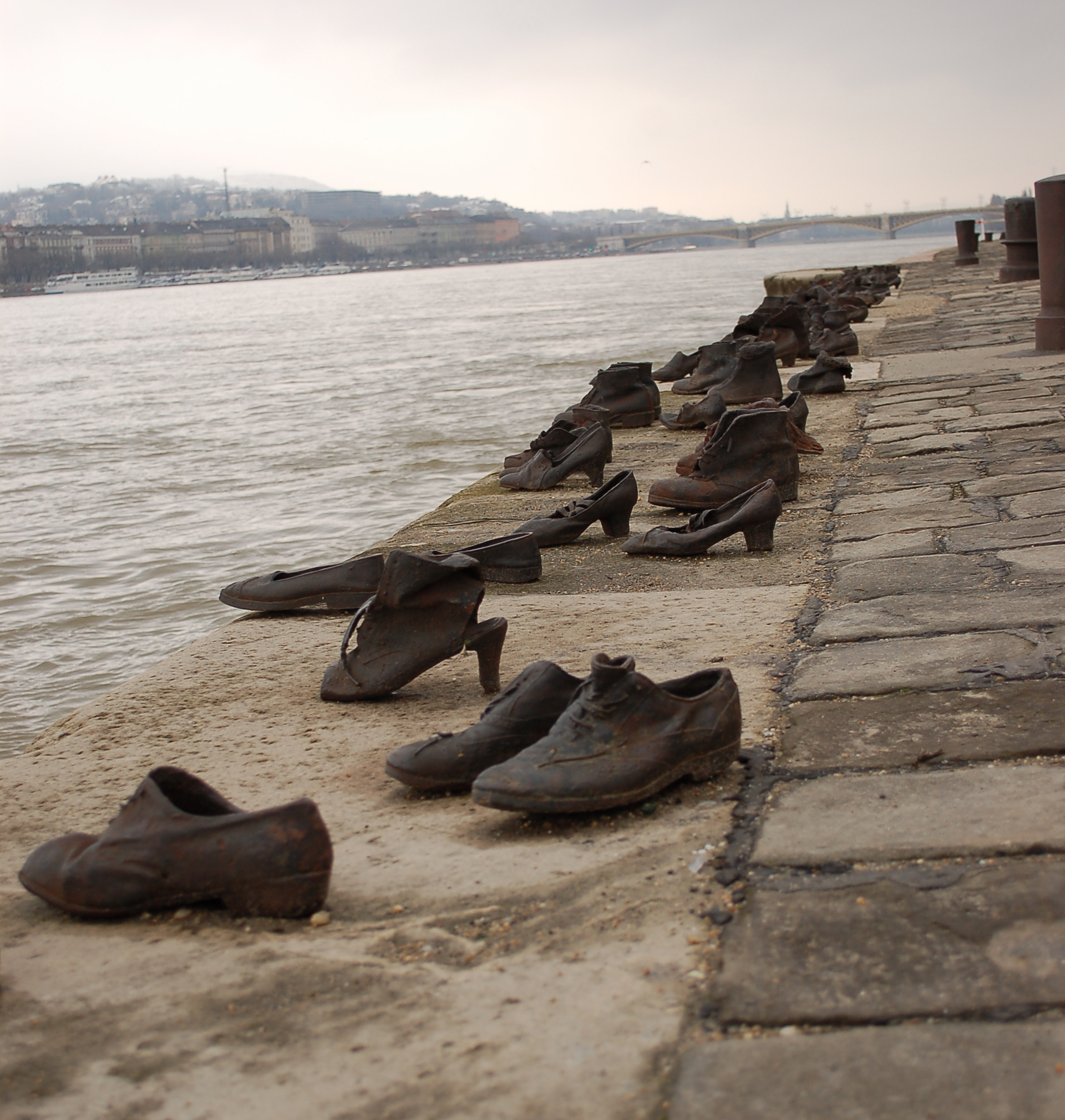 Diseñada por Can Togayand Gyula Pauer, “Los zapatos a orillas del Danubio” en Budapest es un homenaje a la memoria de cientos de judíos húngaros que tuvieron que dejar sus zapatos antes de ser fusilados durante el Holocausto (istock)