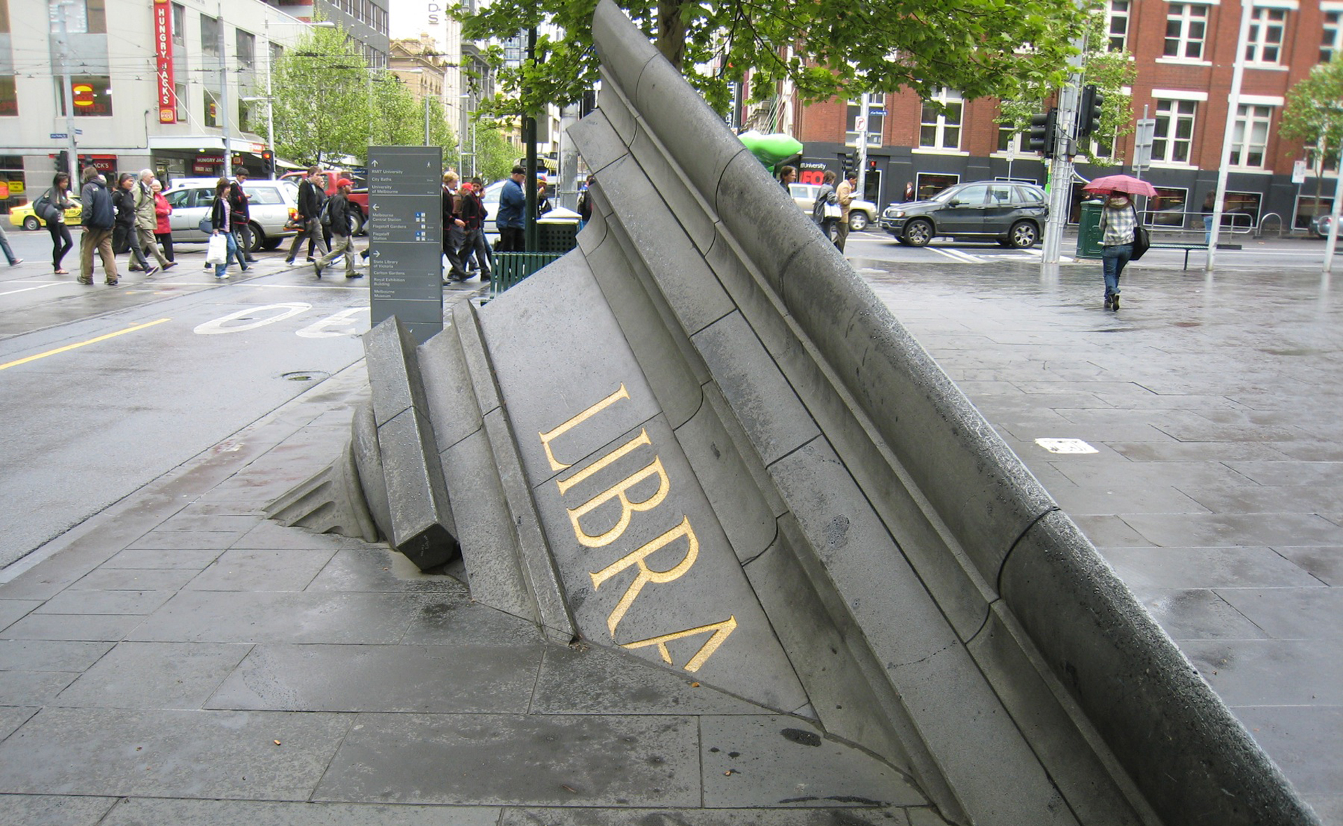 “The Architectural Fragment” de Petrus Spronk se encuentra en Melbourne, Australia, y muestra una biblioteca que parece enterrada en el asfalto de la ciudad. Simboliza la decadencia de la civilización