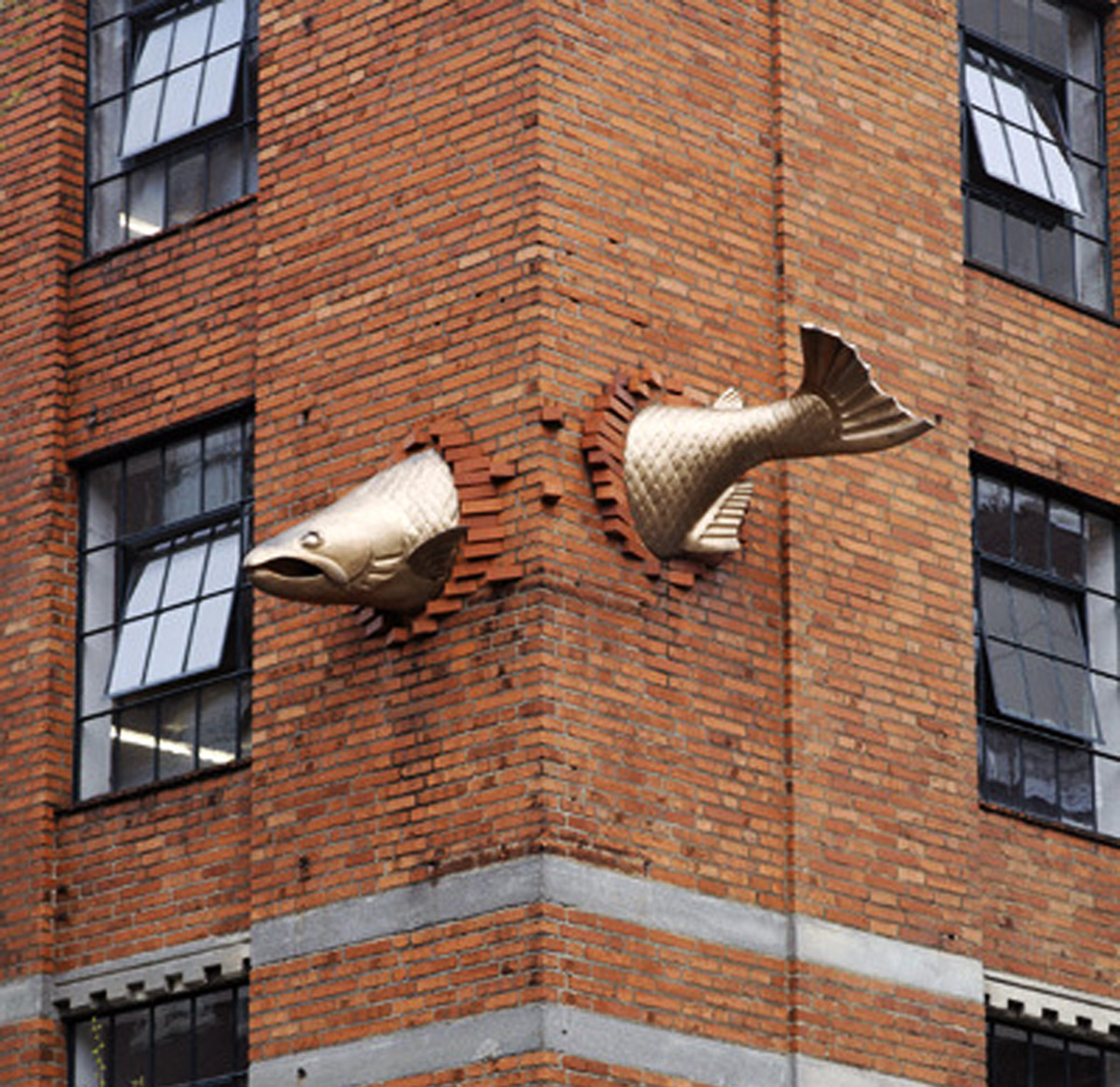 “Transcendence”, de Keith Jellum, se ubica en Portland, Oregon. Es una escultura de un salmón realizada en bronce