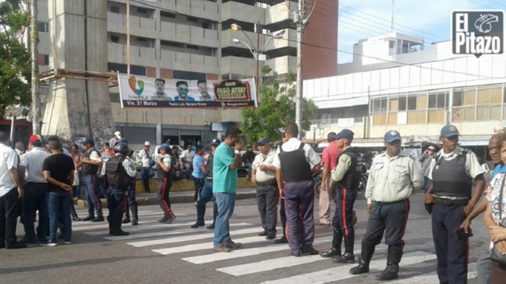 Al arribar al Consejo Legislativo, los manifestantes entonaron el himno y luego quitaron el afiche y lo prendieron fuego (El Pitazo)
