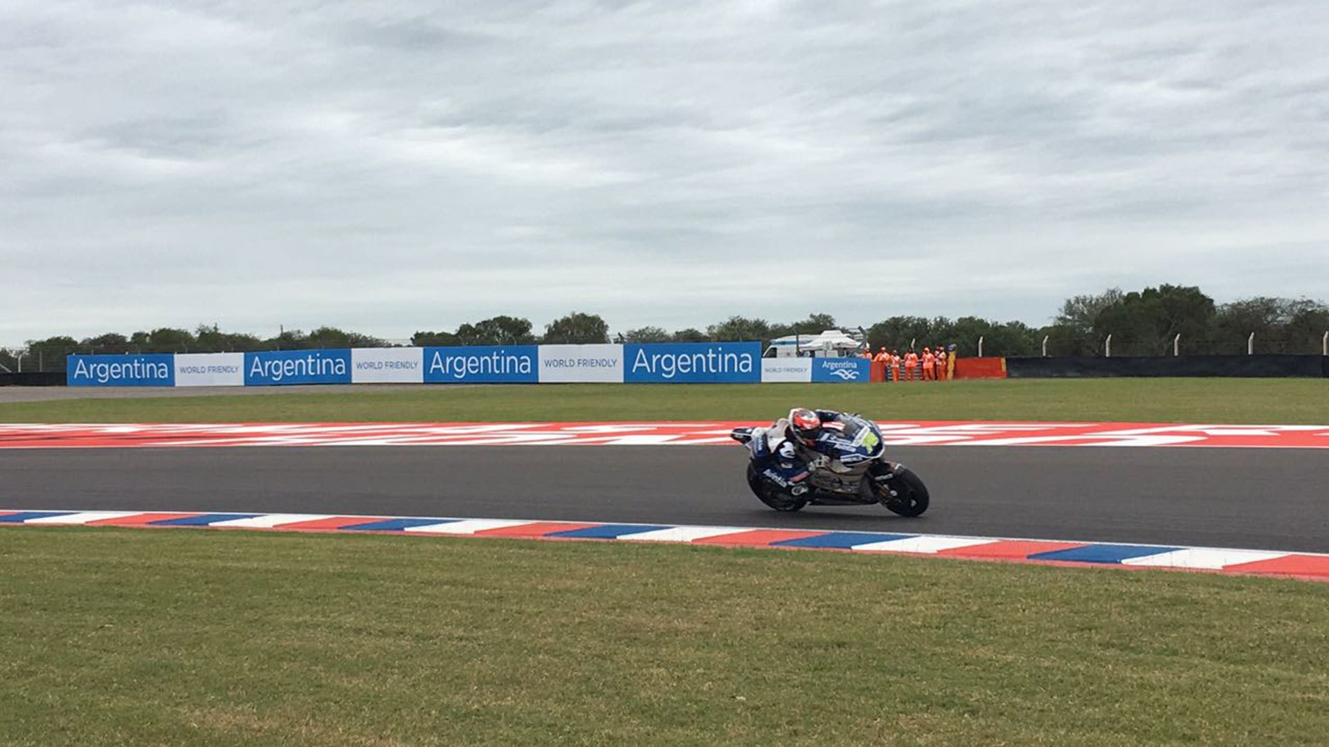 El MotoGP es el campeonato de motociclismo más importante del mundo, con una temporada que integra 18 grandes premios que se celebran en 15 países, cuatro continentes y una cobertura televisiva global de gran impacto, con 6400 horas en más de 207 países y la presencia de 600 medios internacionales acreditados a lo largo de todo el campeonato