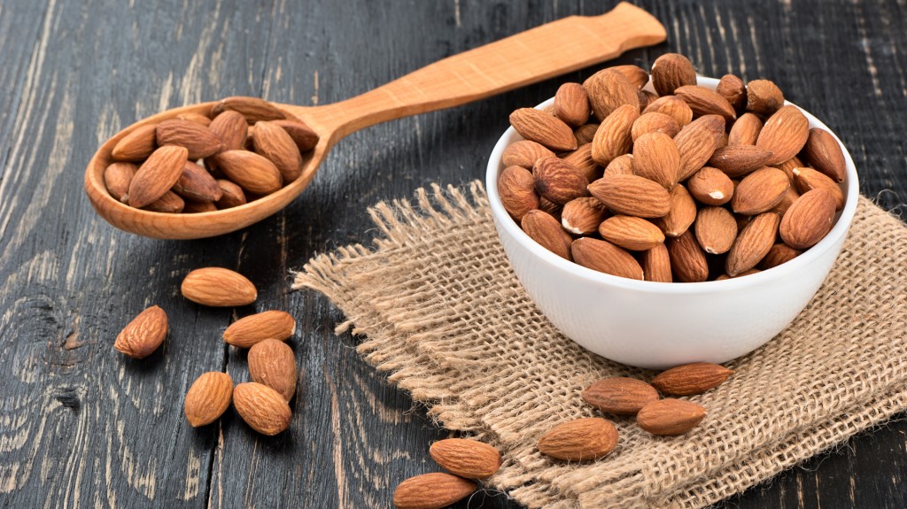 Las almendras son un snack ideal para saciar el hambre antes de cada comida (iStock)