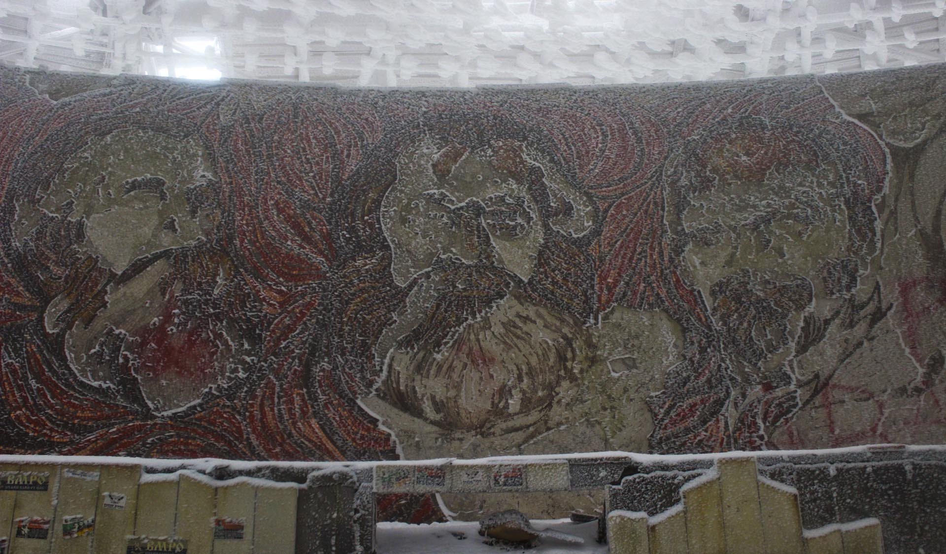 Mosaicos en el auditorio central con los rostros de Karl Marx, Friedrich Engels y Vladimir Lenin.