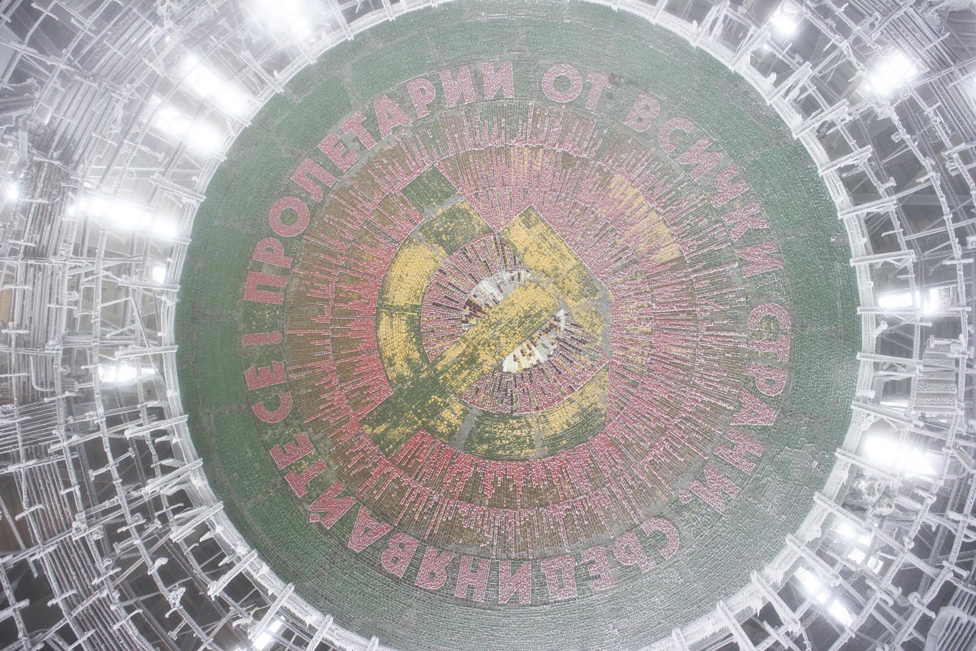 El techo del OVNI de Buzludzha