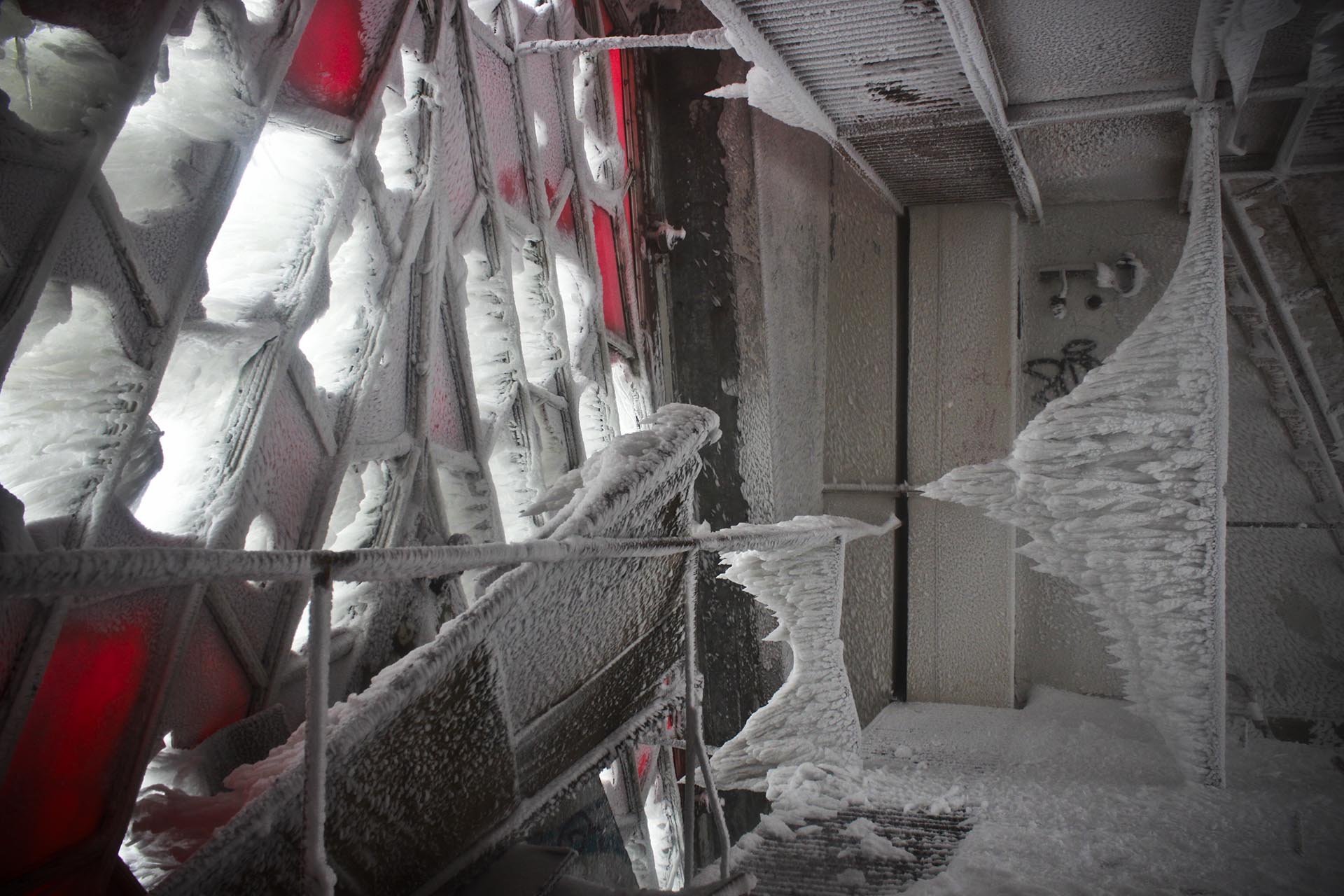 La estrella roja de la torre, perforada por el hielo