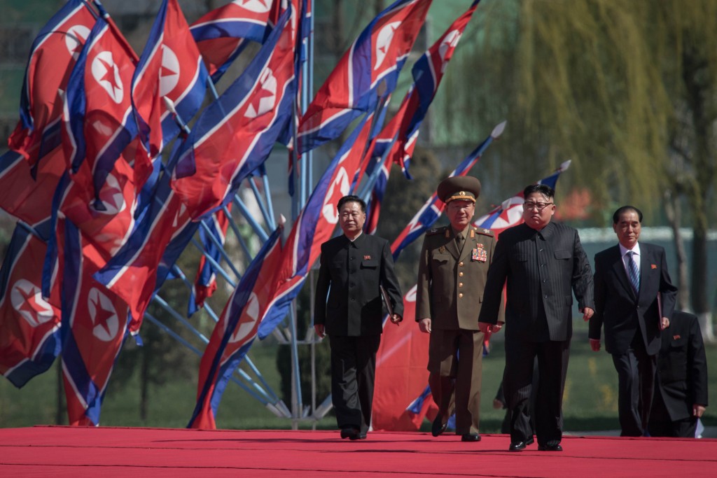 El dictador de Corea del Norte Kim Jong-Un con el vice presidente de la comisiÃ³n de los Asuntos de Estado Choe Yong-Hae y el primer ministro Pak Pong-Ju (derecha) en la ceremonia de inauguraciÃ³n del complejo residencial â€˜Rymoyong streetâ€™ (AFP PHOTO / ED JONES)