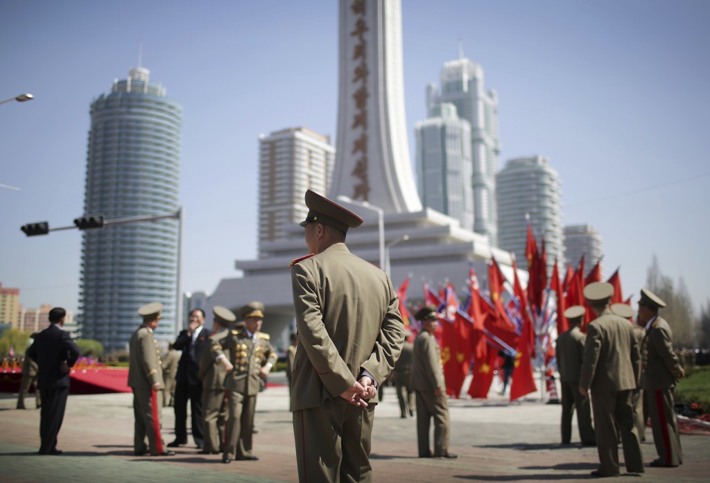 Soldados en el complejo residencial (AP Photo/Wong Maye-E)