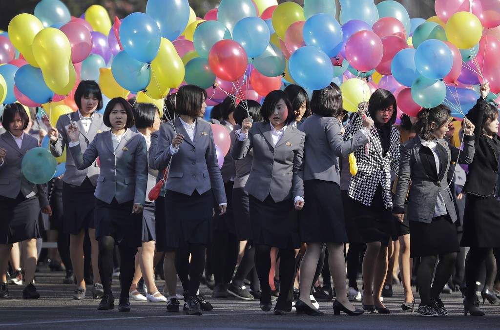 Estudiantes universitarias norcoreanas con globos durante la ceremoniaÂ (AP Photo/Wong Maye-E)