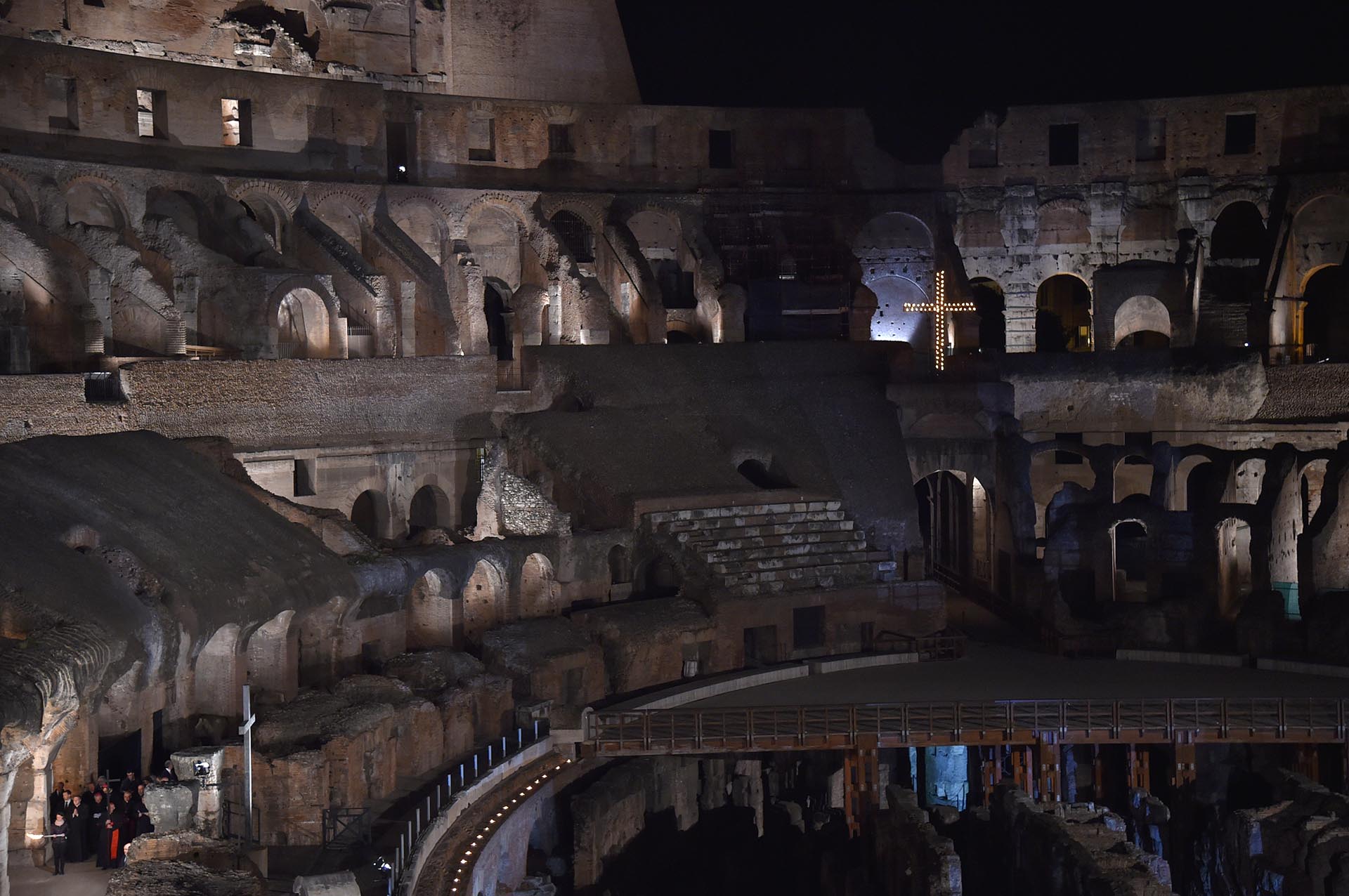 El cardenal Agostino Vallini sostuvo la cruz durante la procesión de las antorchas del Vía Crucis el Viernes Santo en el Coliseo de Roma