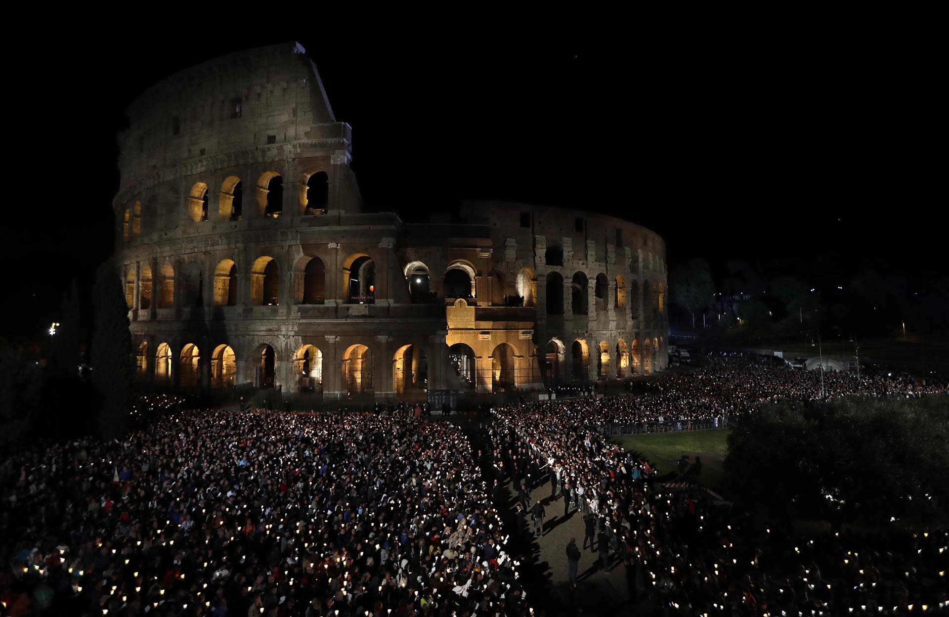 Las Mejores Imágenes Del Vía Crucis Que Presenció El Papa Francisco Frente Al Coliseo De Roma 