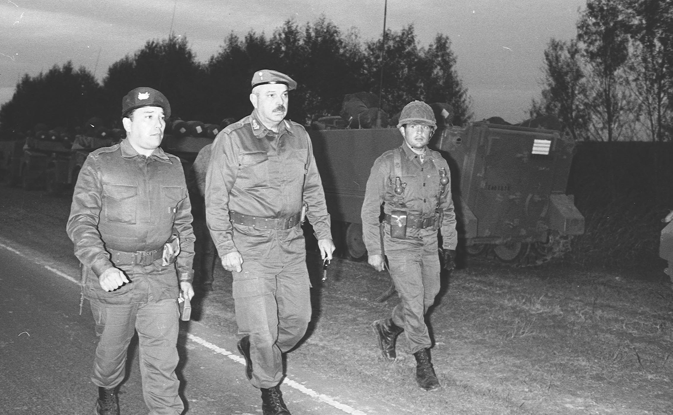 Alfonsín le ordenó al general Alais reprimir la rebelión carapintada. El militar salió con los tanques desde Rosario… pero nunca llegó a Campo de Mayo (Foto: Archivo Télam)