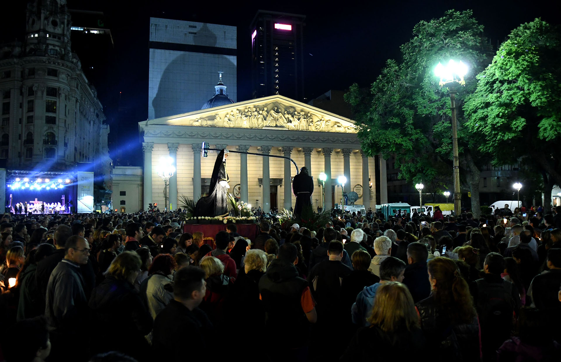 Buenos Aires, Con profunda fe religiosa, una multitud acompañó el recorrido del Vía Crucis porteño que recorrió las principales calles del microcentro, encabezada por el arzobispo de Buenos Aires