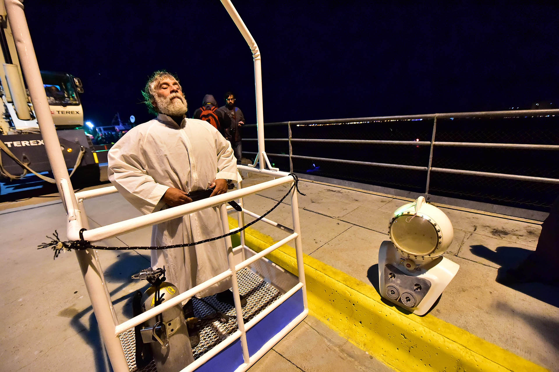 Puerto Madryn, El 14to. Vía Crucis submarino, revivió la fe de la multitud que participó de la emotiva ceremonia en el Golfo Nuevo de Puerto Madryn