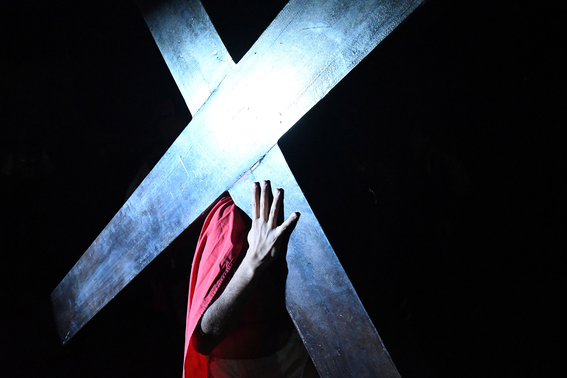 Buenos Aires, Villa Gesell, se realizó ayer una vez más el tradicional Vía Crucis Viviente, organizado por la juventud parroquial. El evento recorrió las diferentes estaciones seguido por una multitud desde 3 y 113 hasta la Parroquia, donde se escenificó la crucifixión