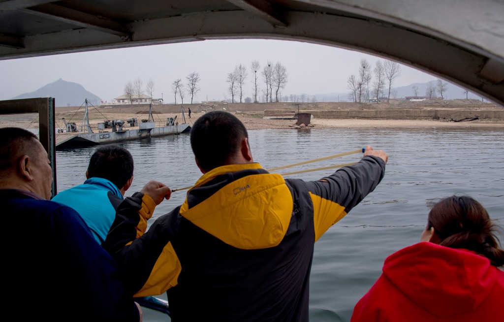 En los cruceros del río Yalu las cosas son mucho más tranquilas y un turista no duda en ‘provocar’ a los norcoreanos lanzando una piedra en dirección a la frontera