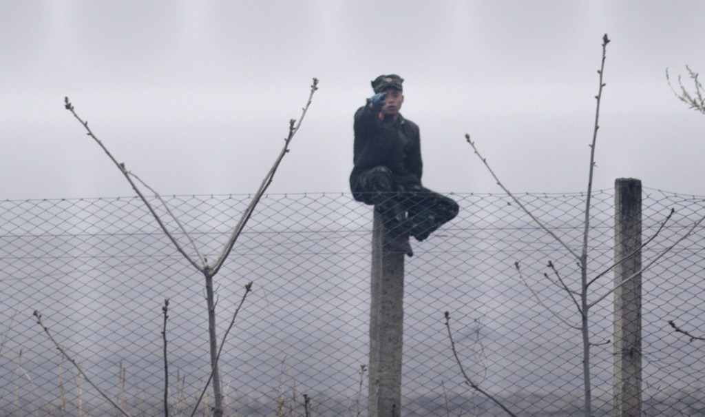 Un soldado vigila desde un poste, cerca al pueblo de Sinuiju. Una imagen muy alejada del espectacular desfile militar del sábado en Pyongyang para conmemorar el 105 aniversario del nacimiento de Kim Il-Sung, fundador del régimen y abuelo del líder actual