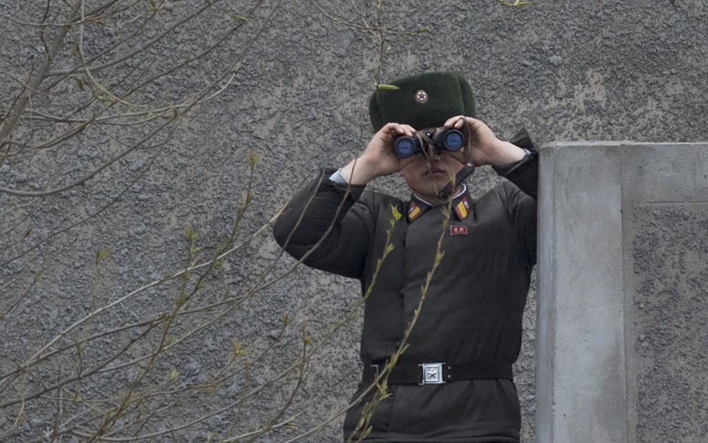 Un soldado vigila la frontera con sus binoculares. Si la frontera entre las dos Coreas es una de las más militarizadas del mundo, el ambiente es mucho más relajado en el límite entre Corea del Norte y China