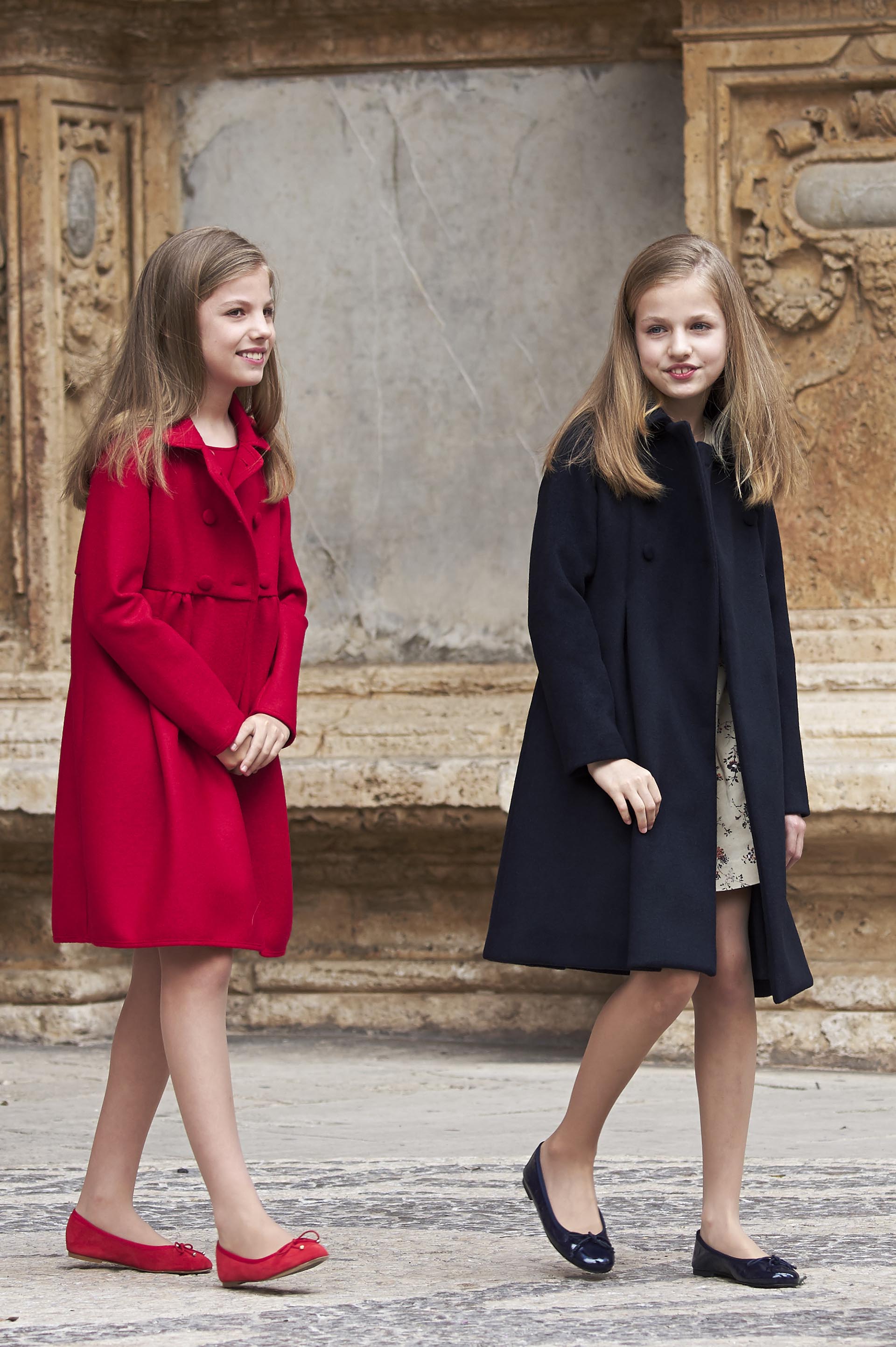 Las hijas de los reyes eligieron un estilo muy similar pero en distintos colores: tapado de verano, vestido y balerinas