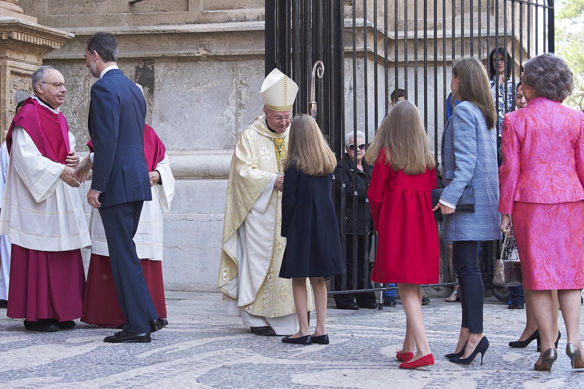 Tras las fotos y los saludos, el rey Felipe entró a la misa en compañía de su familia: su esposa Letizia, su madre Sofía y sus dos hijas, Leonor y Sofía