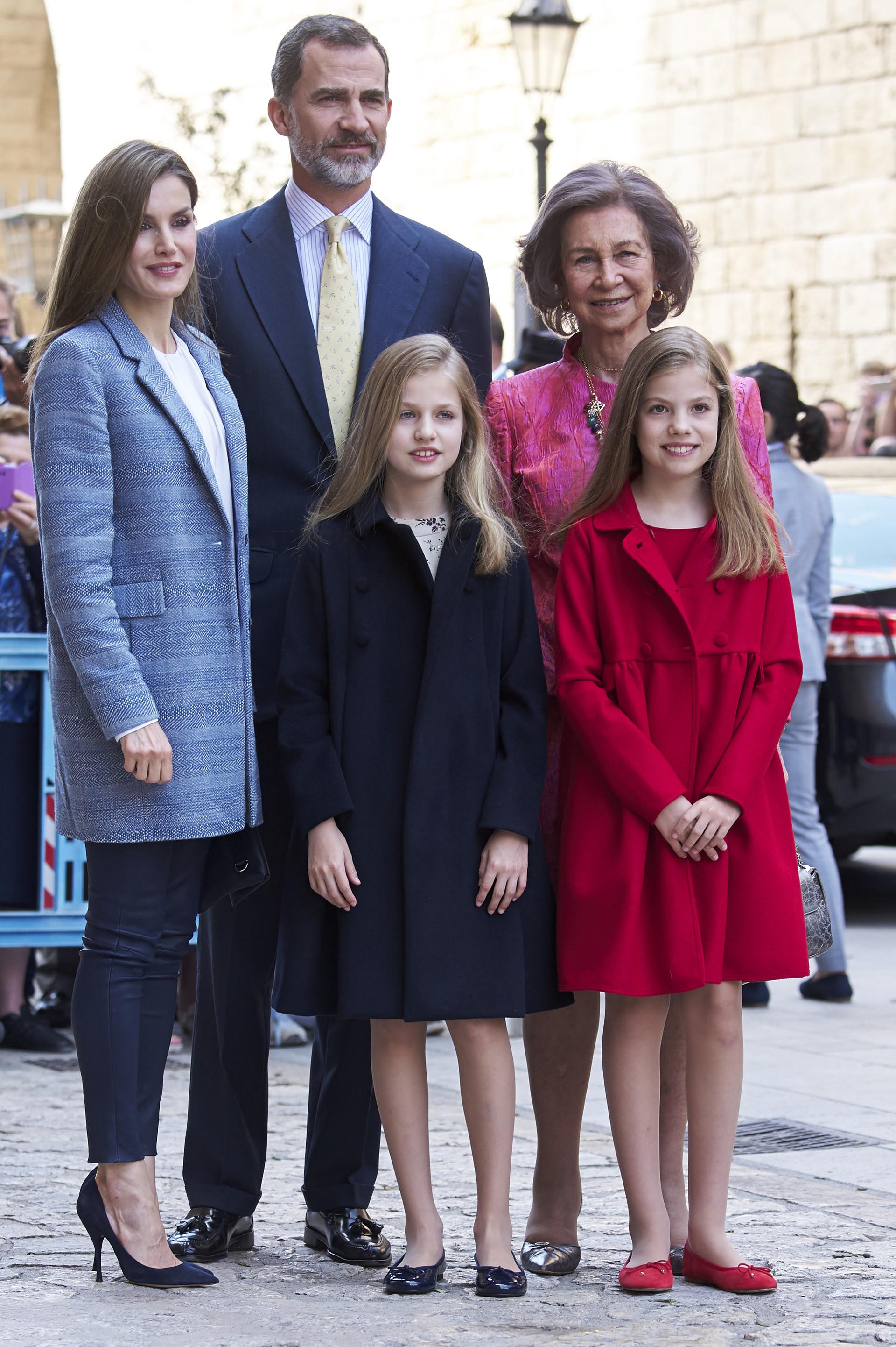 La monarca, de 44 años, eligió un look más informal que el de su suegra: un tapado de verano color celeste, pantalón azul al tobillo y sus infaltables stilettos