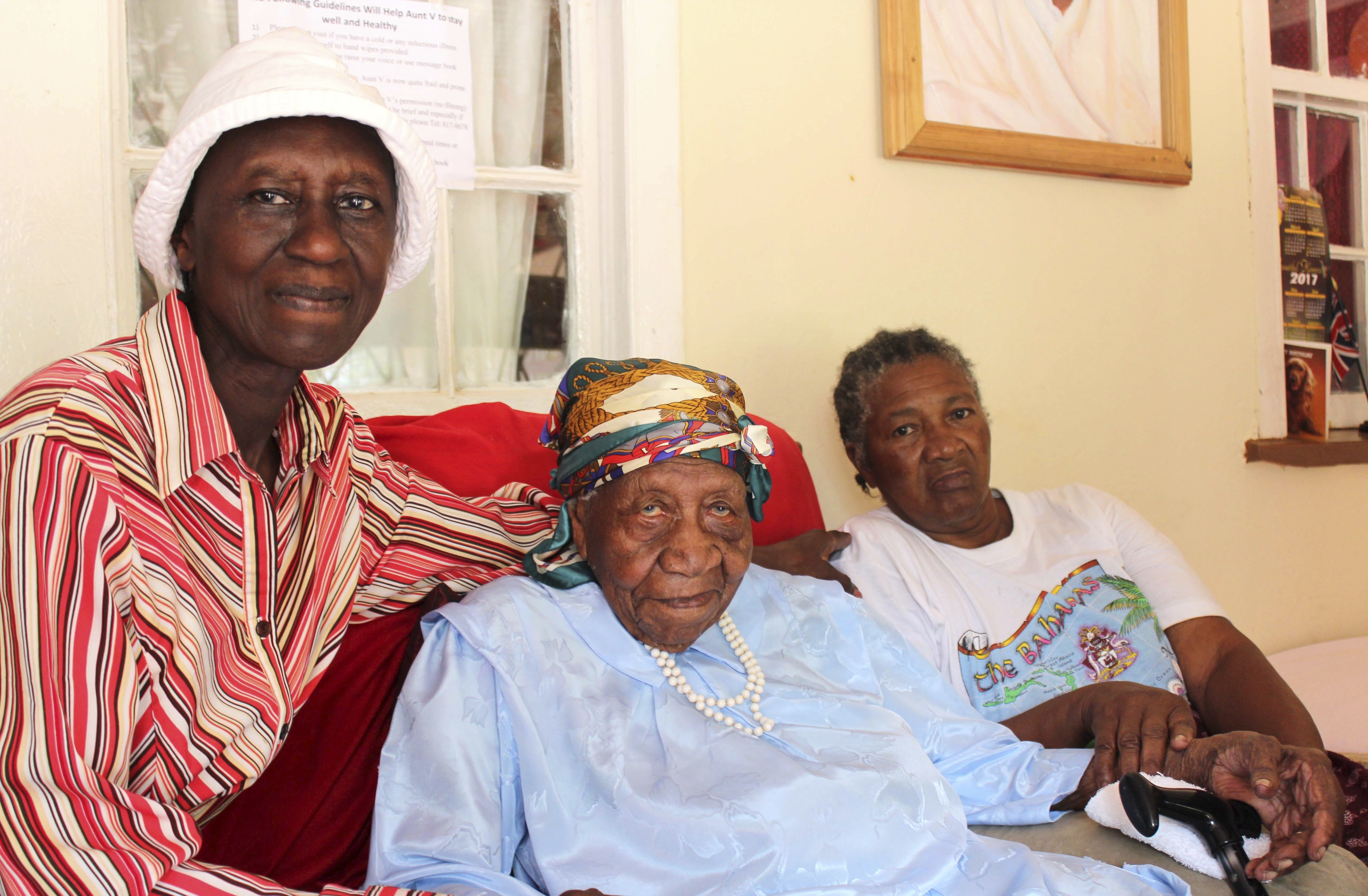 Violet Brown, en el centro, con sus cuidadoras (AP)