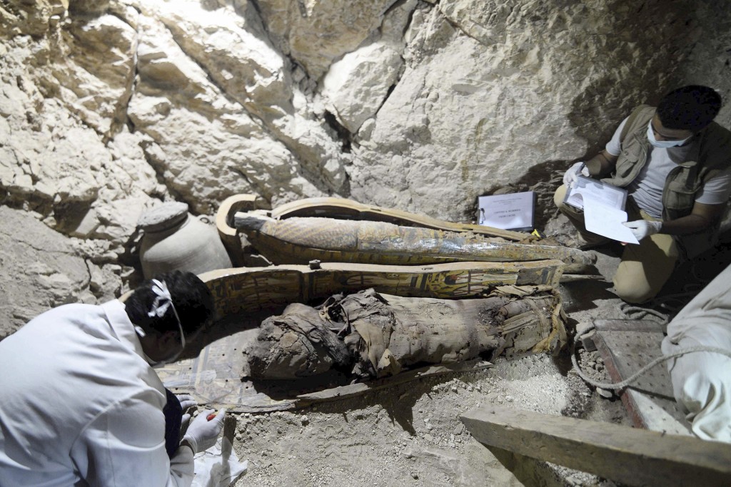 Arqueólogos egipcios documentan el contenido de la tumba. Según el Ministerio egipcio de Antigüedades, la nueva tumba, que no está completamente escavada aún, perteneció a Userhat, un juez de la decimoctava dinastía faraónica (EFE)