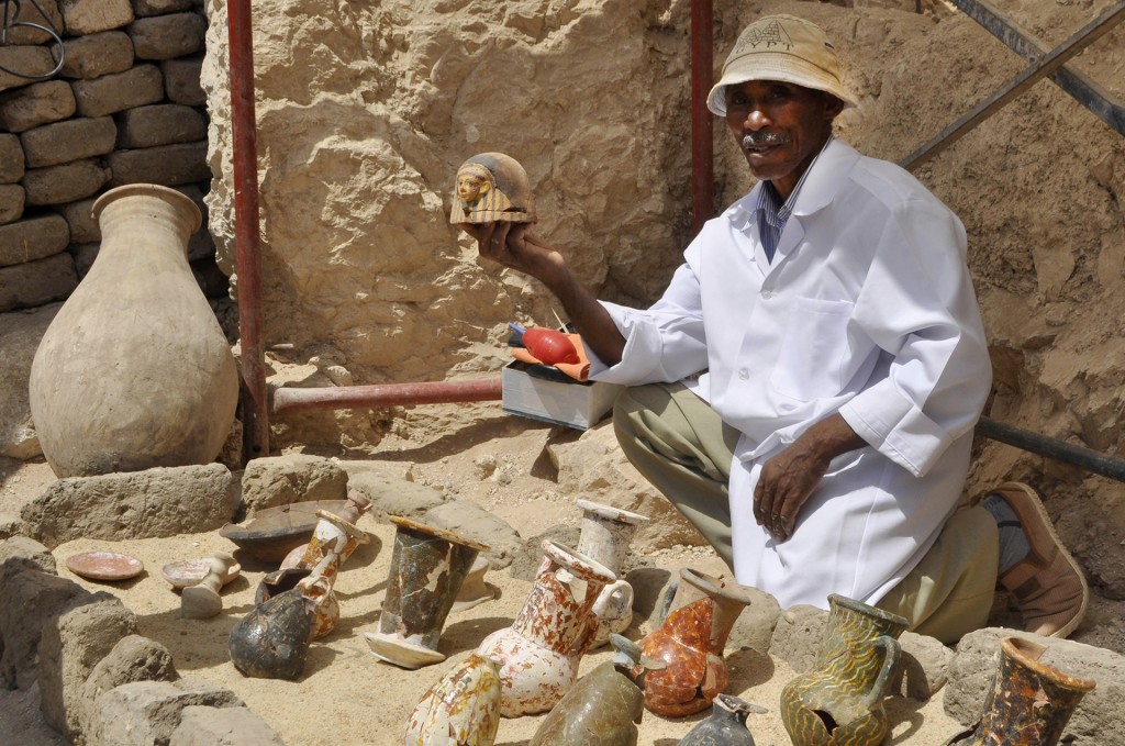Un miembro del equipo arqueológico muestra los descubrimientos en la tumba. El mausoleo fue hallado en la zona de Dra Abu al Naga, ubicada en la orilla occidental del Nilo, y pertenece a un alcalde llamado Ausrihat. Aseguran que están “casi intactas”
