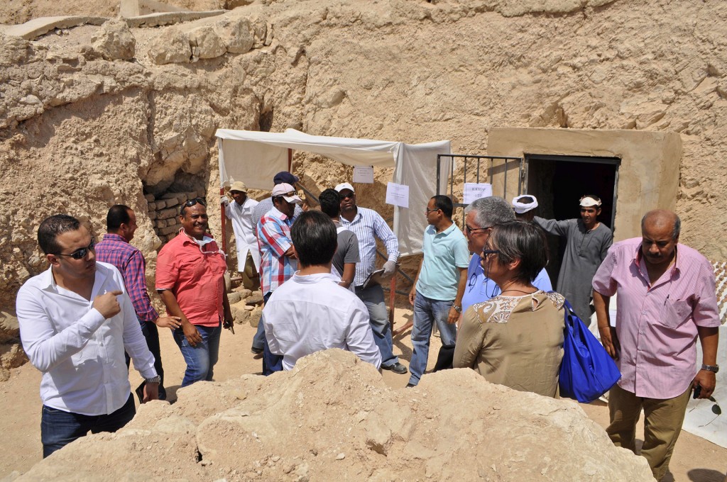 Los arqueólogos prepararon un recorrido para la prensa. En la sala rectangular se encontraron un sarcófago de madera de buen estado y un pozo de nueve metros de profundidad que se comunica con dos habitaciones