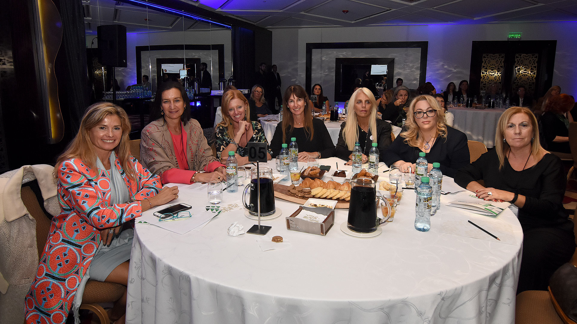 La senadora nacional María Laura Leguizamón, Andrea Grobocopatel (presidente Fundación por Liderazgos y Organizaciones Responsables – FLOR), Andrea Galliano (BIND); Karina Yankillevich (BIND), Alejandra Calvo Rubinstein (Instituto Alexander Fleming), Andrea Arditi Schwartz (CEO Marina del Norte) y Teresa Pacitti (Caras y Caretas)