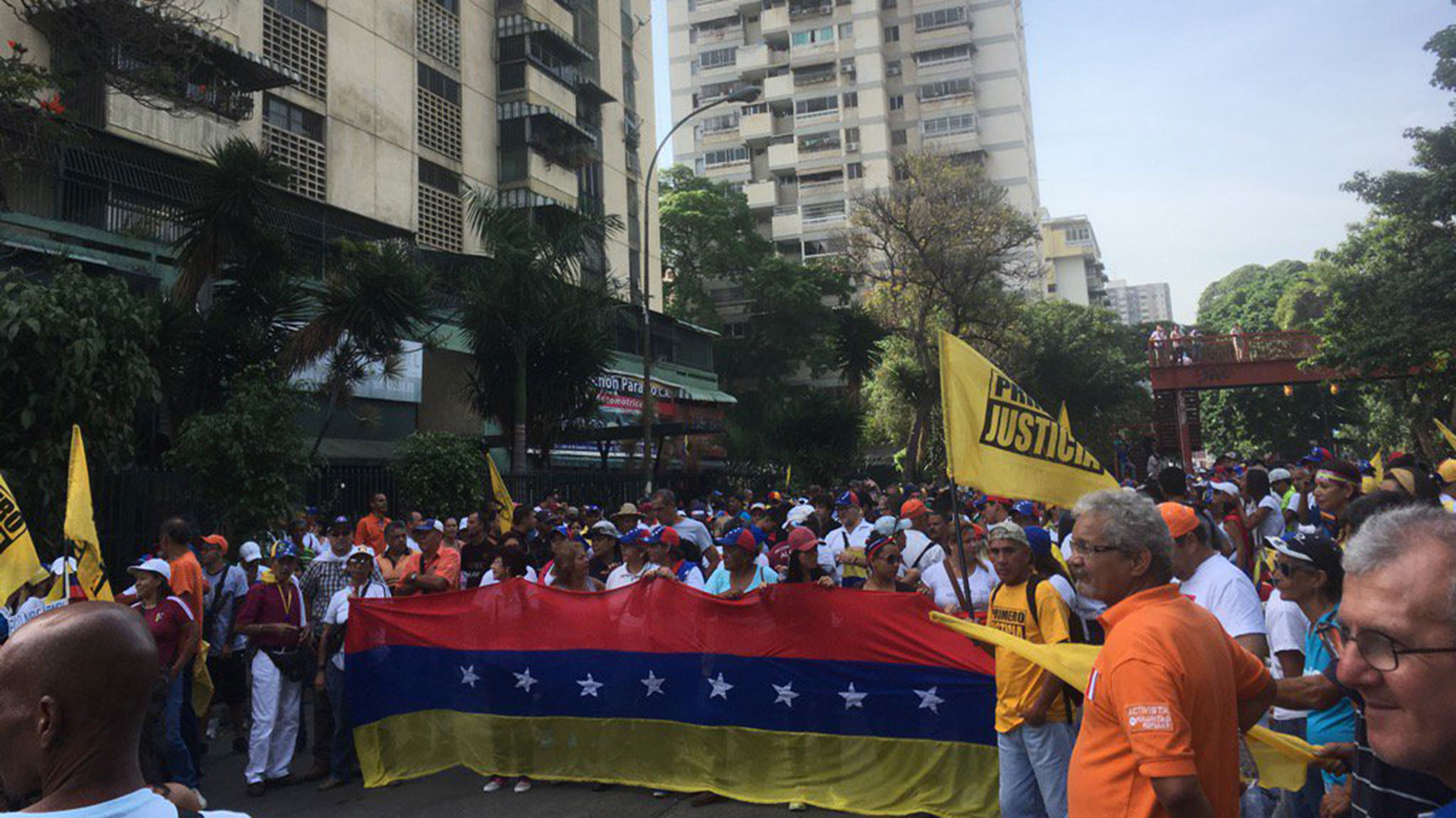 Los venezolanos en el inicio de la marcha de este miércoles