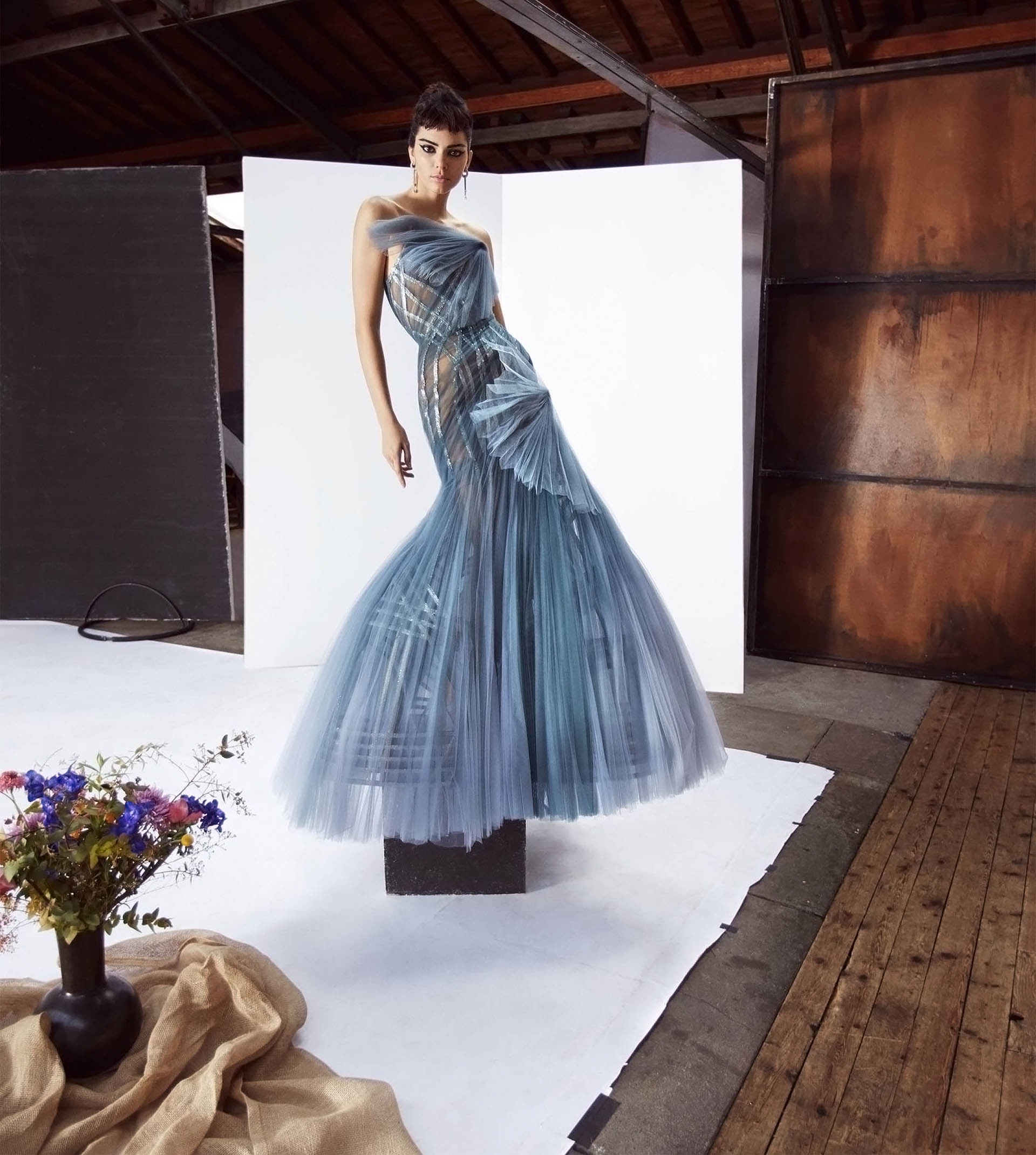 Emulando el estilo de la icónica Audrey Hepburno con una pieza azul empolvado de Atelier Versace y joyas Tiffany & Co.
