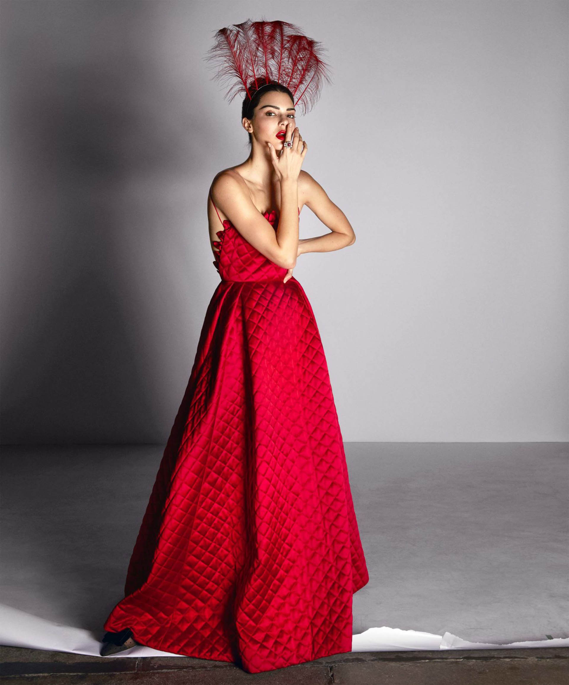 Vestido rojo de Dior Haute Couture con tocado de plumas a tono, y zapatos de la misma colección. Joyas Dior Fine Jewelry (Camilla Akrans)